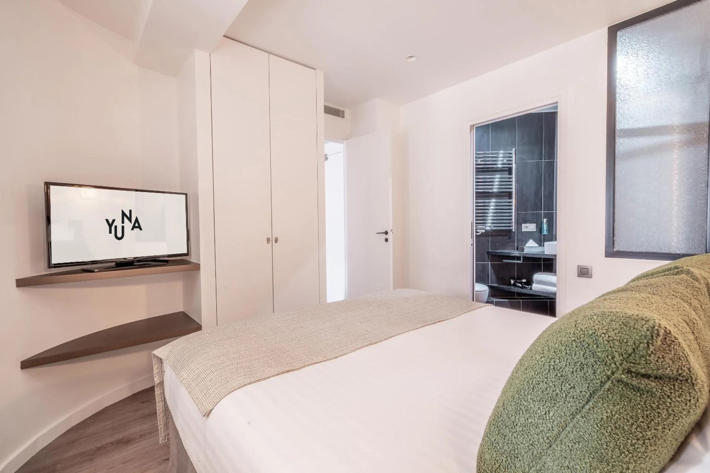 Photo of the whole room, Bed in Yuna Les Halles - Serviced Apartments