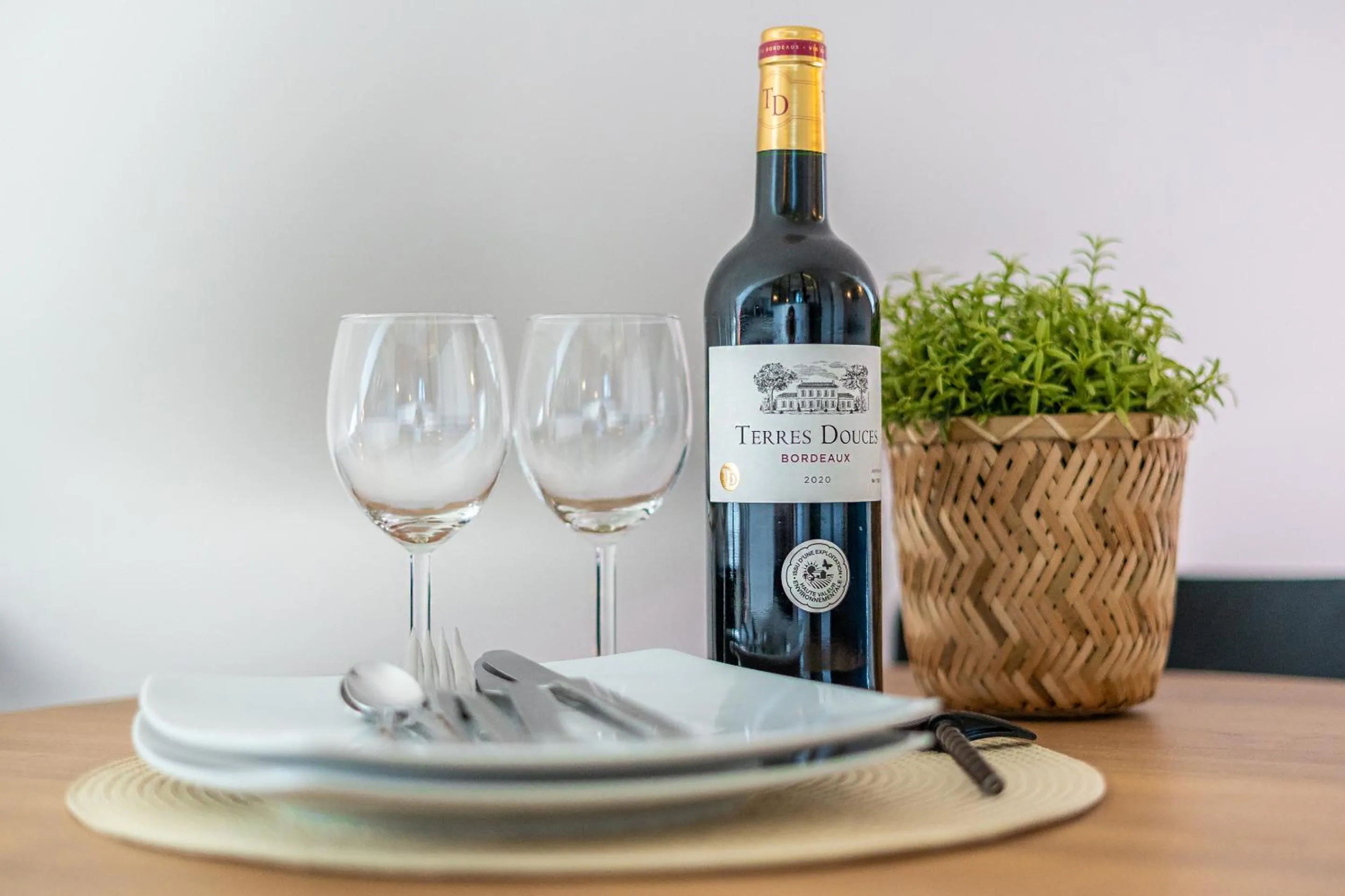 Alcoholic drinks in Yuna Les Halles - Serviced Apartments