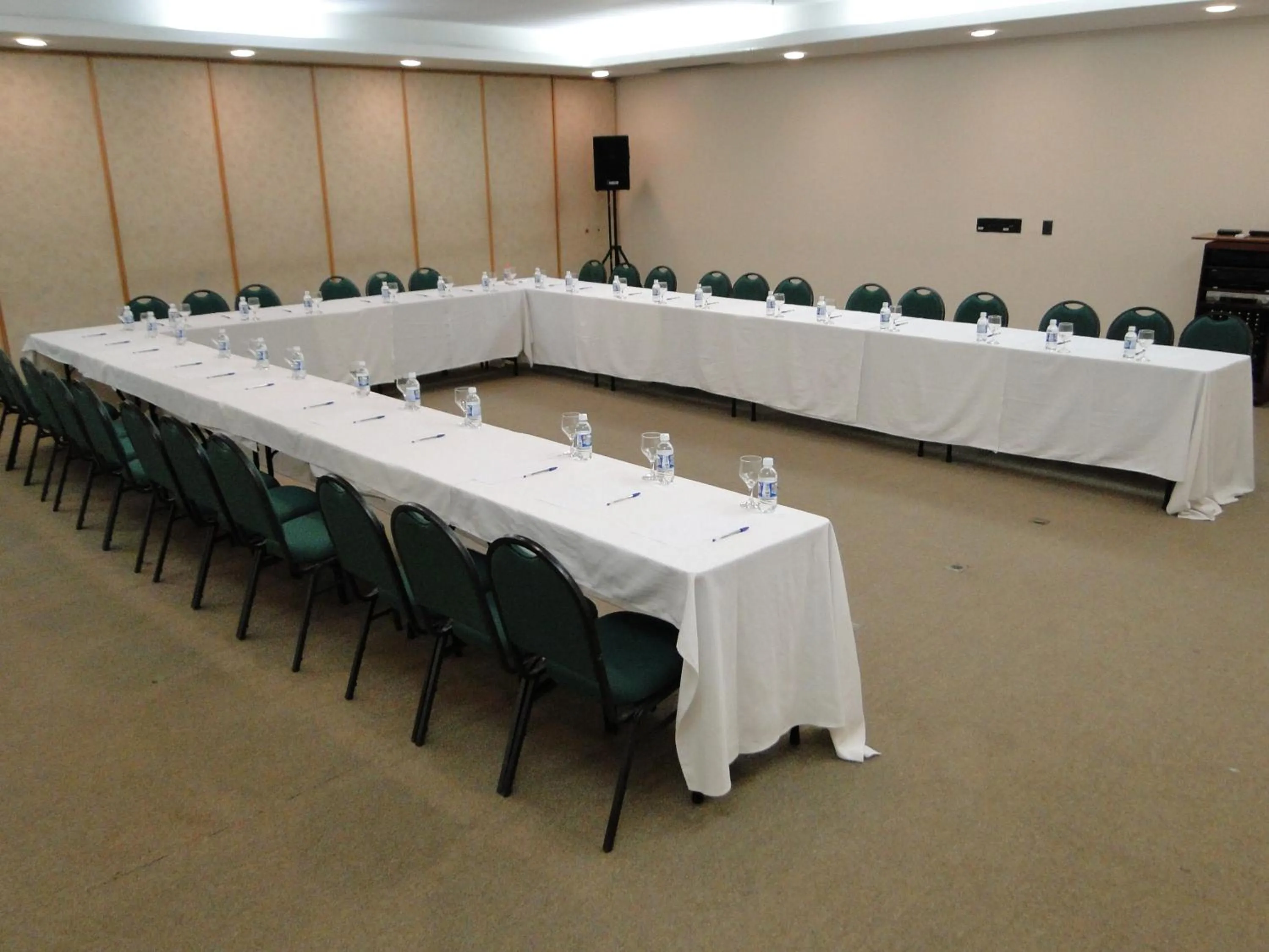 Meeting/conference room in Plaza Praia Suítes