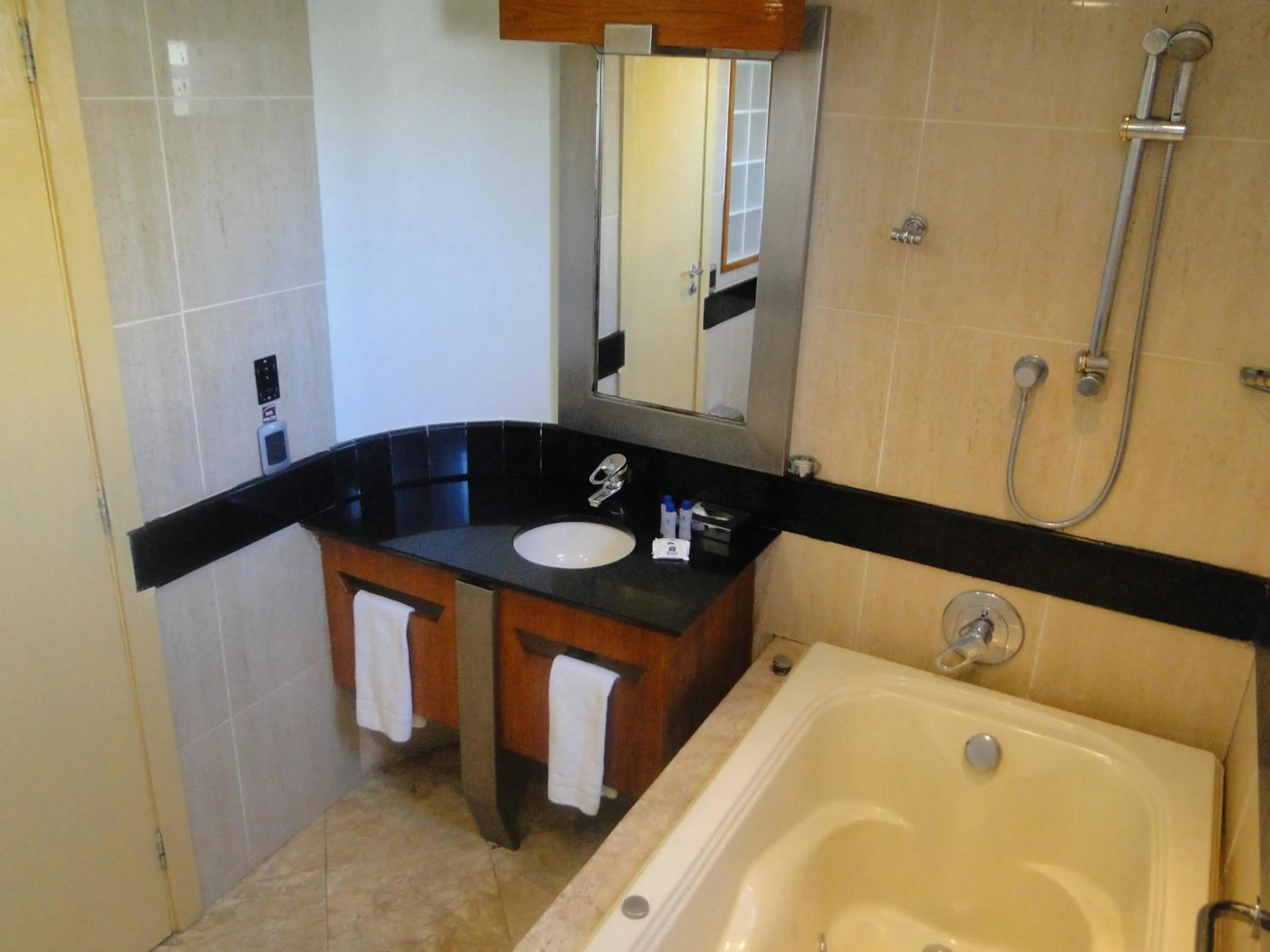 Bathroom in Plaza Praia Suítes