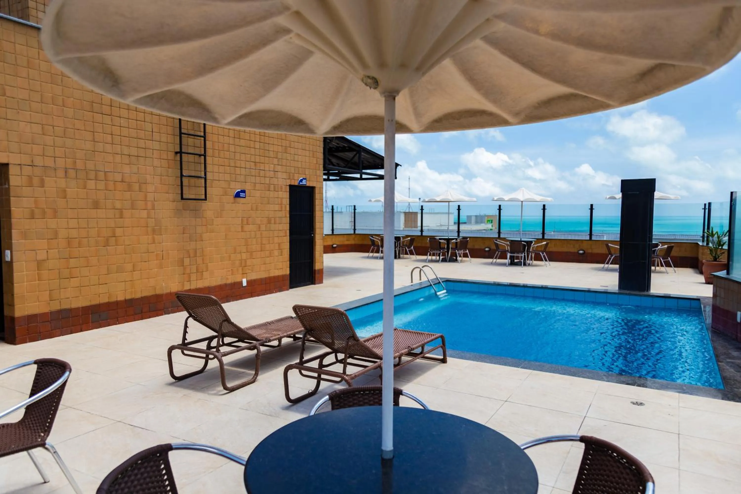 Swimming pool in Plaza Praia Suítes