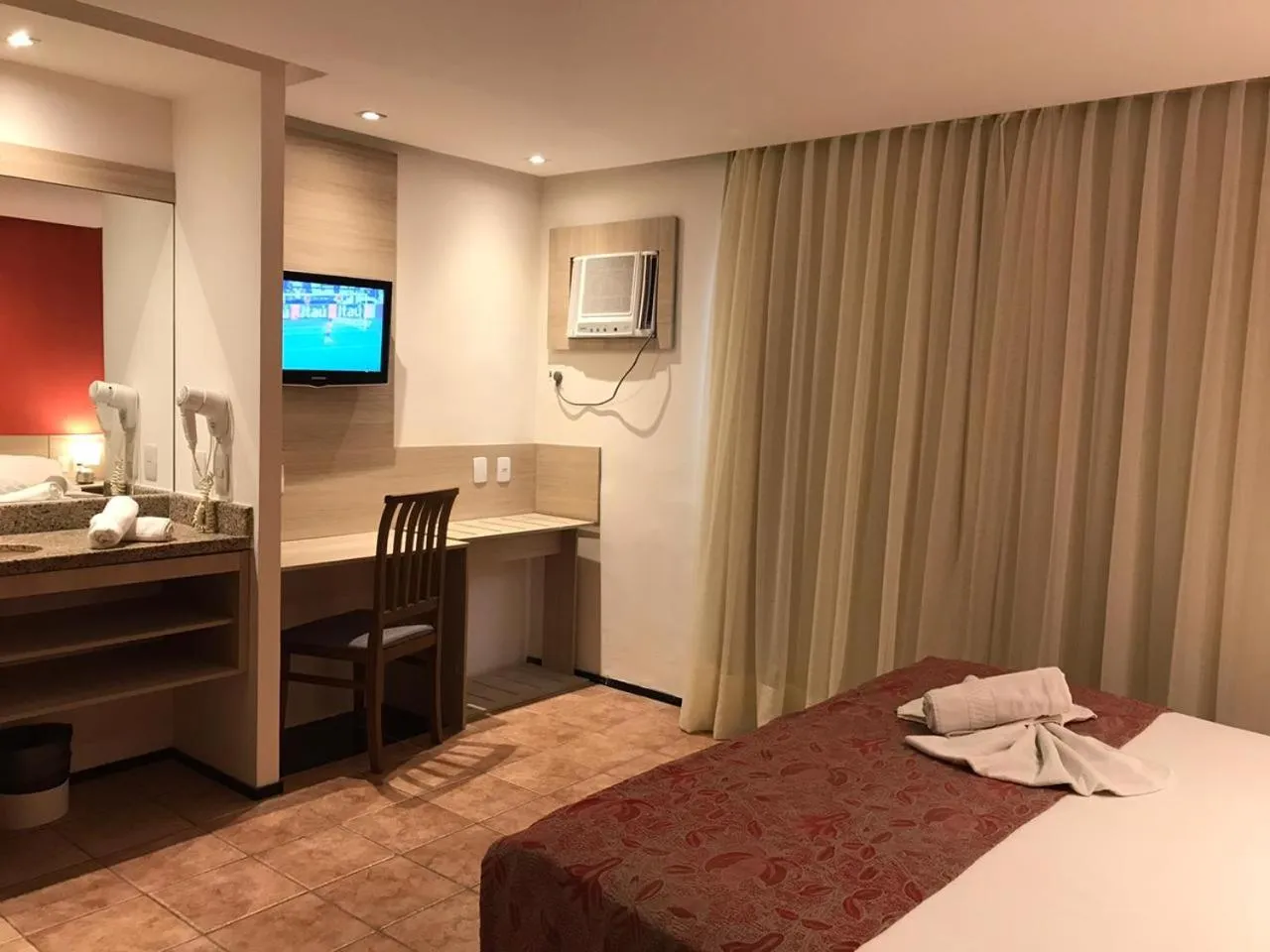 Photo of the whole room, Bed in Plaza Praia Suítes