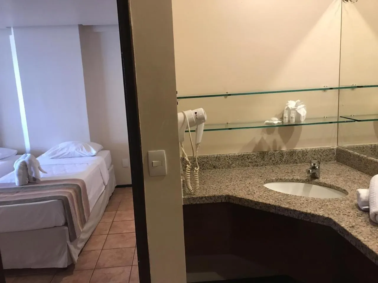 Bathroom, Bed in Plaza Praia Suítes