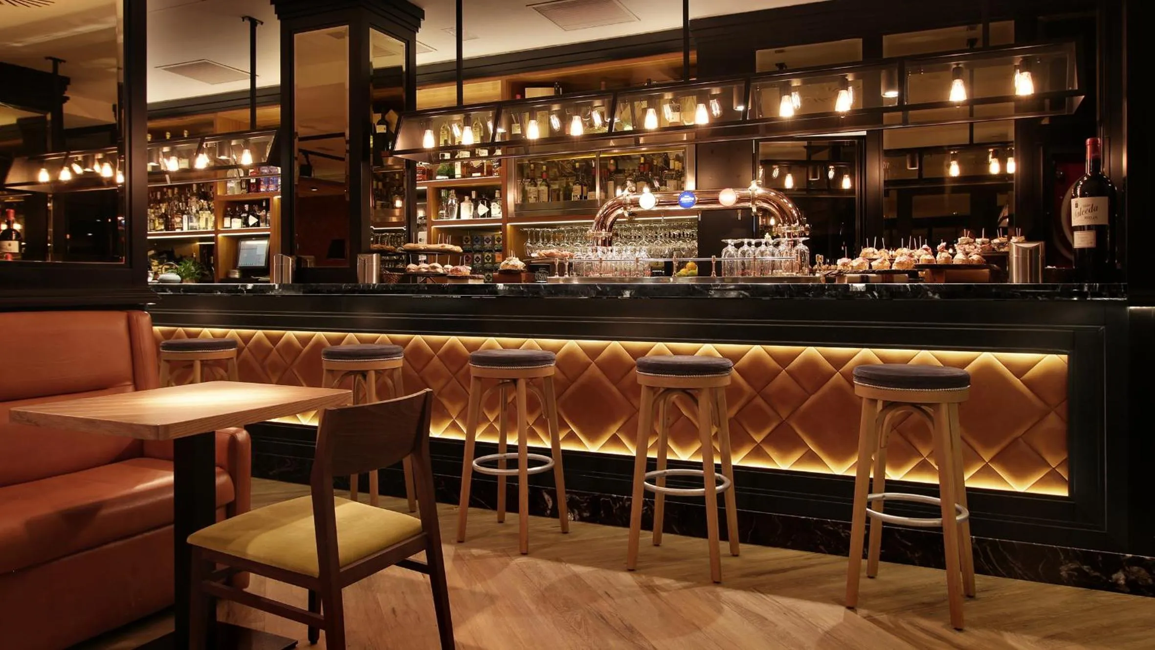 Lounge or bar in Hotel Aretxarte