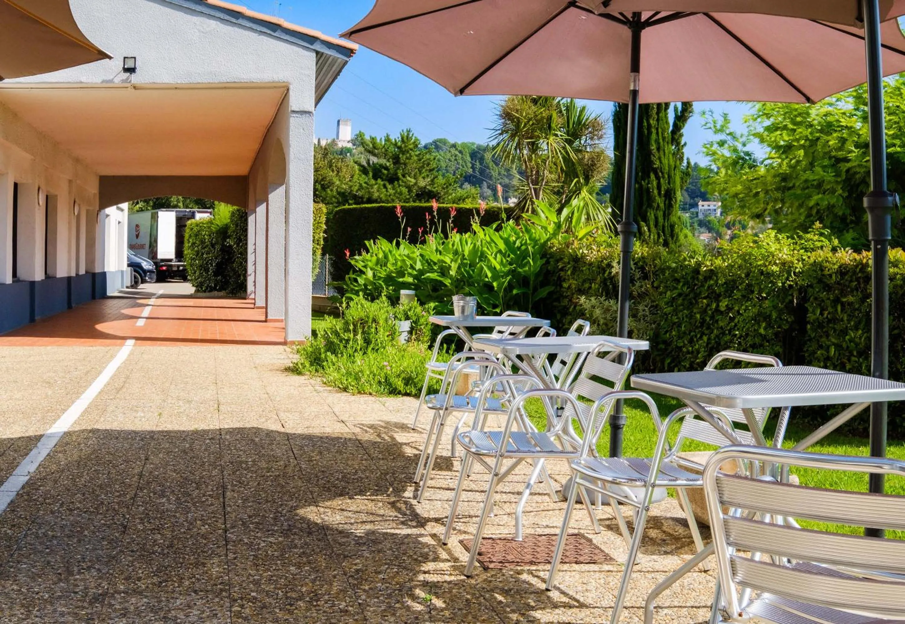 Patio in B&B HOTEL Villeneuve Loubet Village