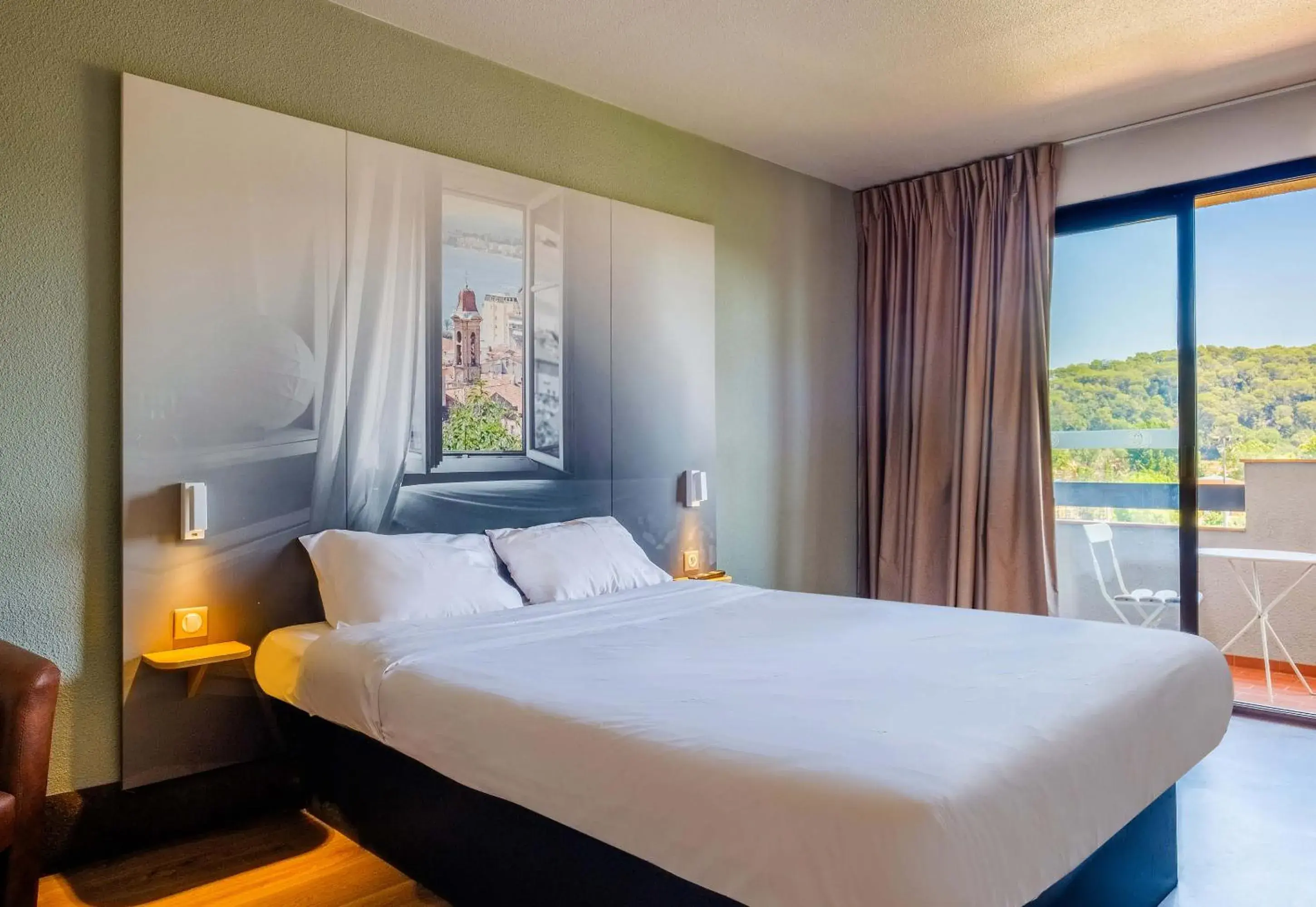 Bedroom, Bed in B&B HOTEL Villeneuve Loubet Village Bedroom, Bed in B&B HOTEL Villeneuve Loubet Village