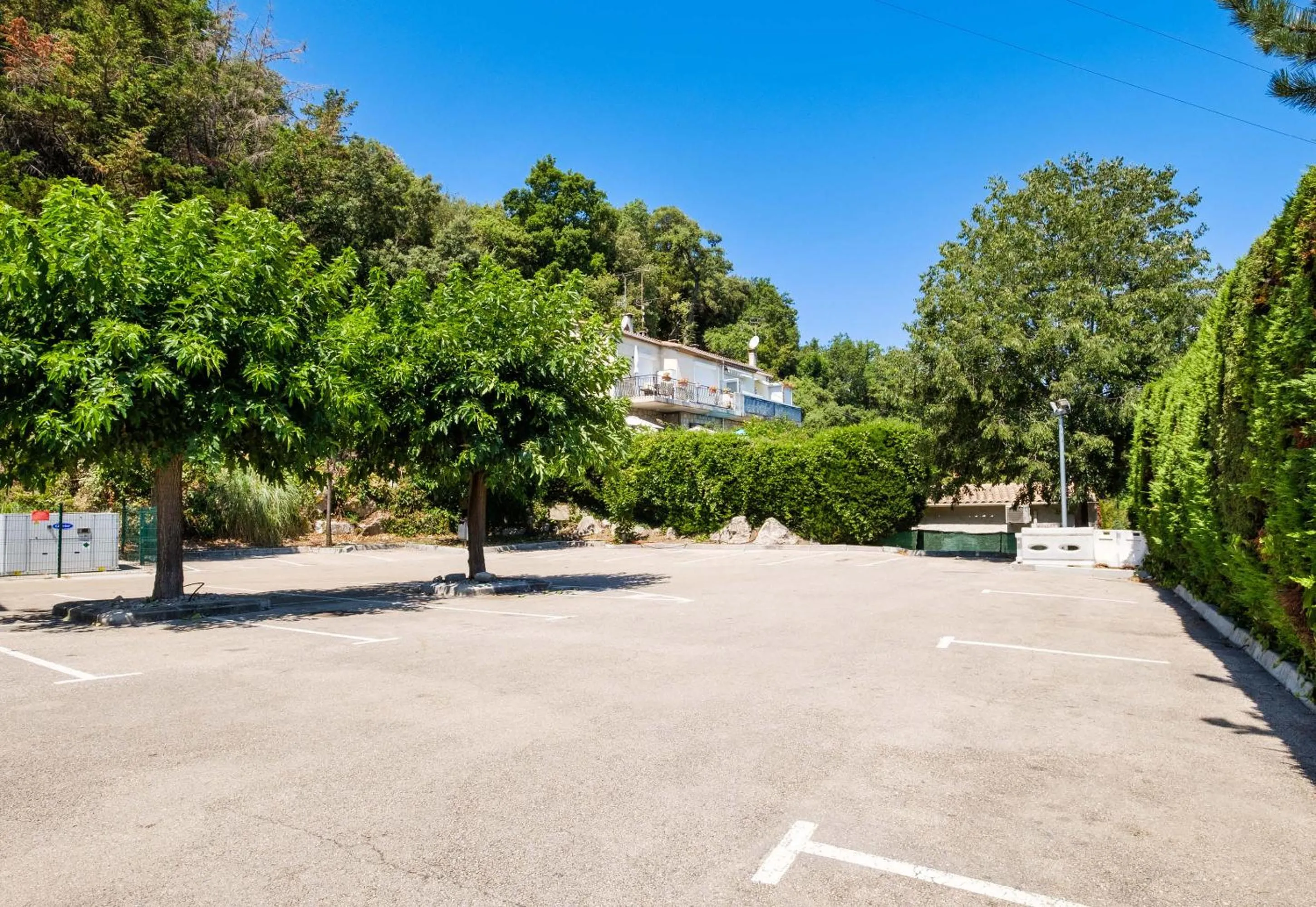 Parking in B&B HOTEL Villeneuve Loubet Village