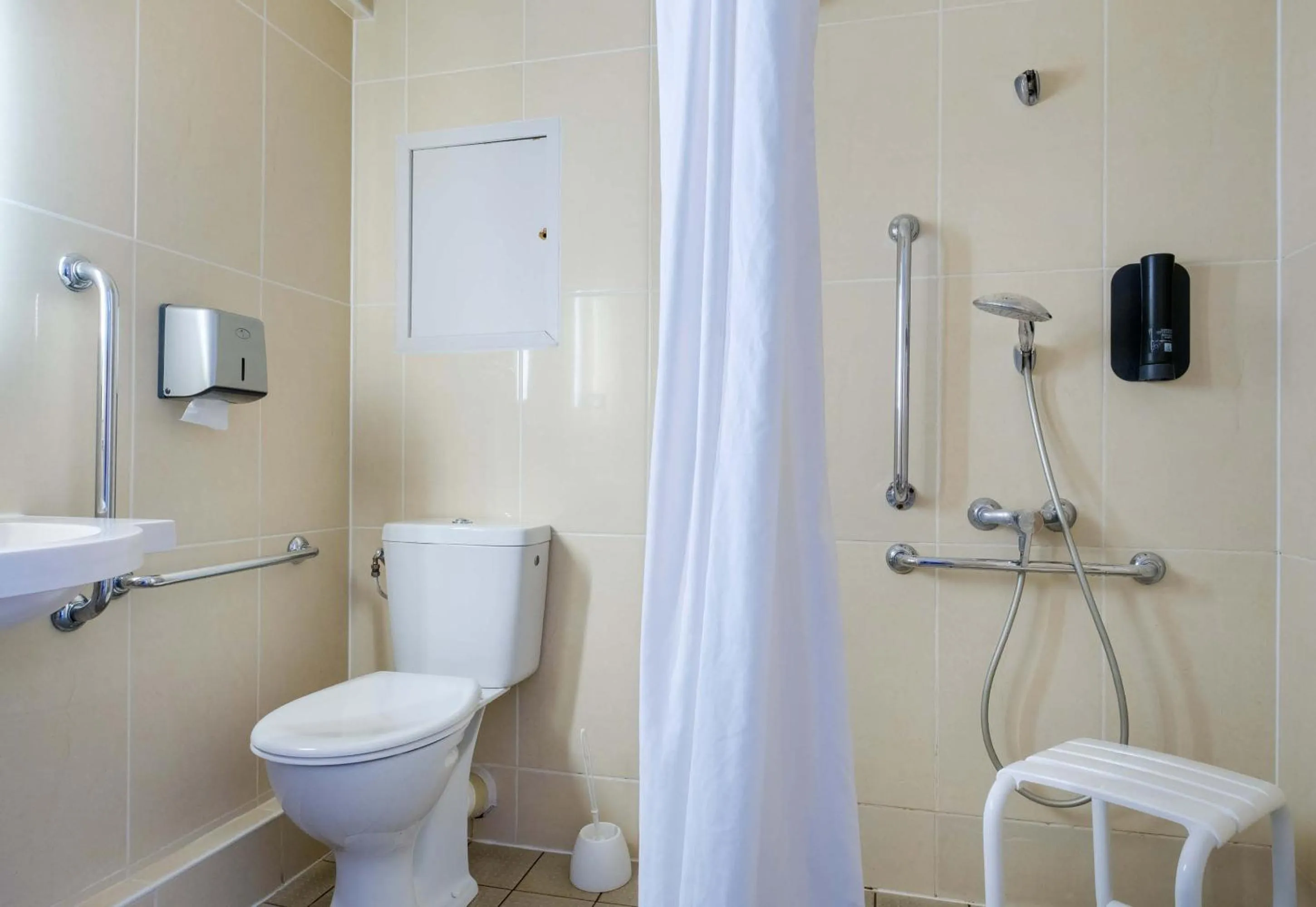 Bathroom in B&B HOTEL Villeneuve Loubet Village