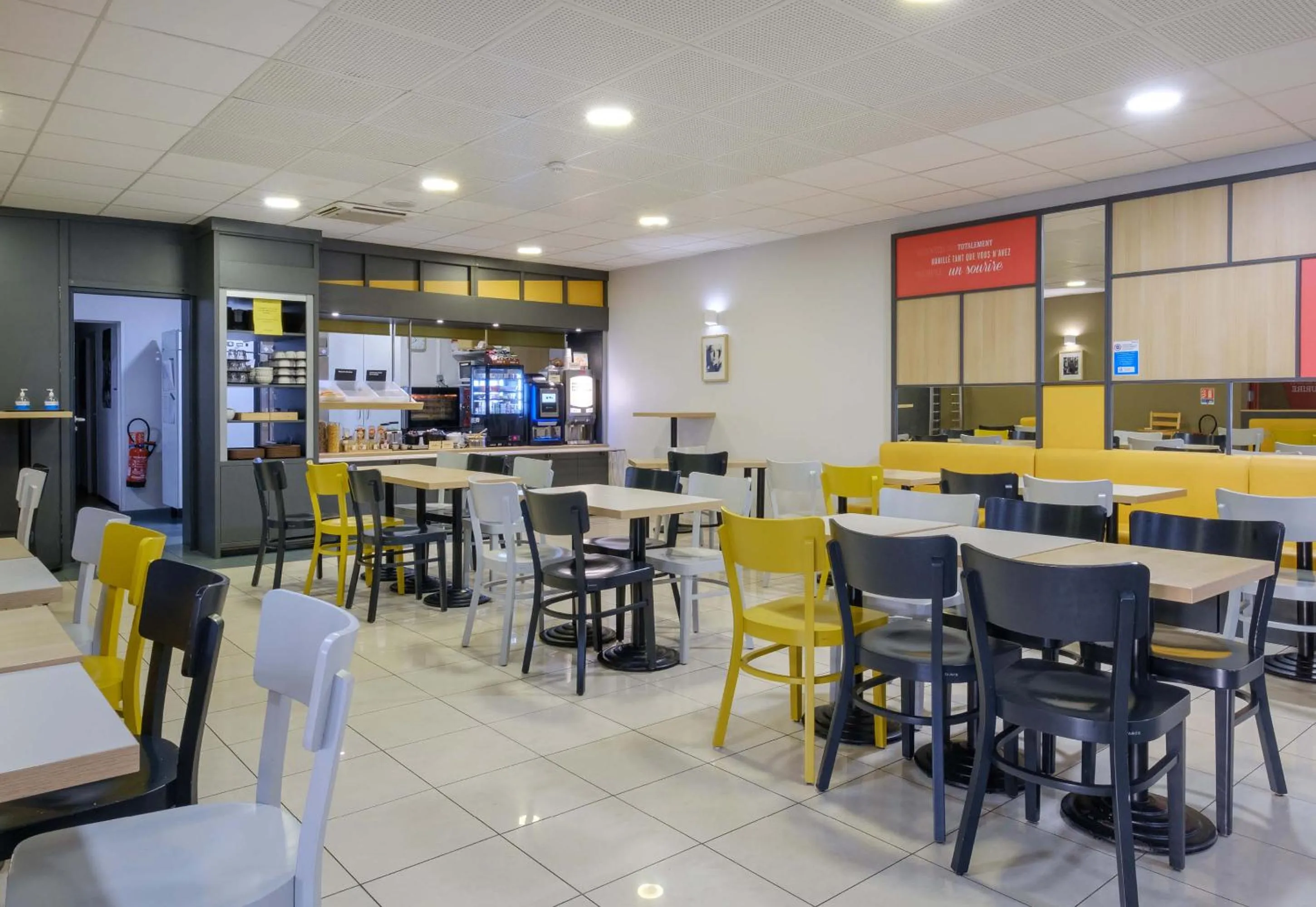 Restaurant/places to eat in B&B HOTEL Villeneuve Loubet Village