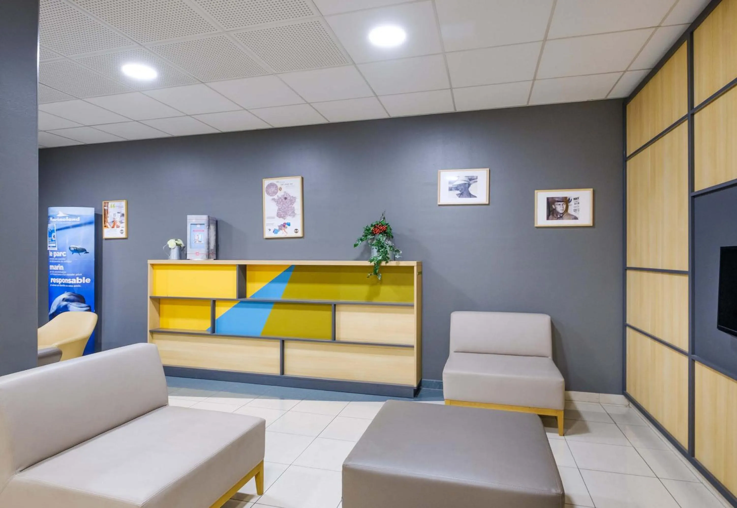 Seating area in B&B HOTEL Villeneuve Loubet Village