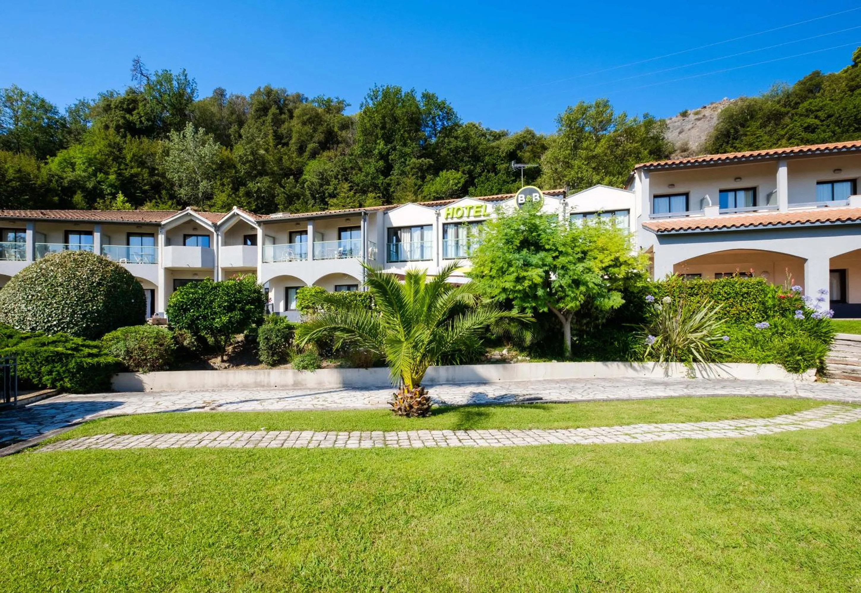 Garden in B&B HOTEL Villeneuve Loubet Village