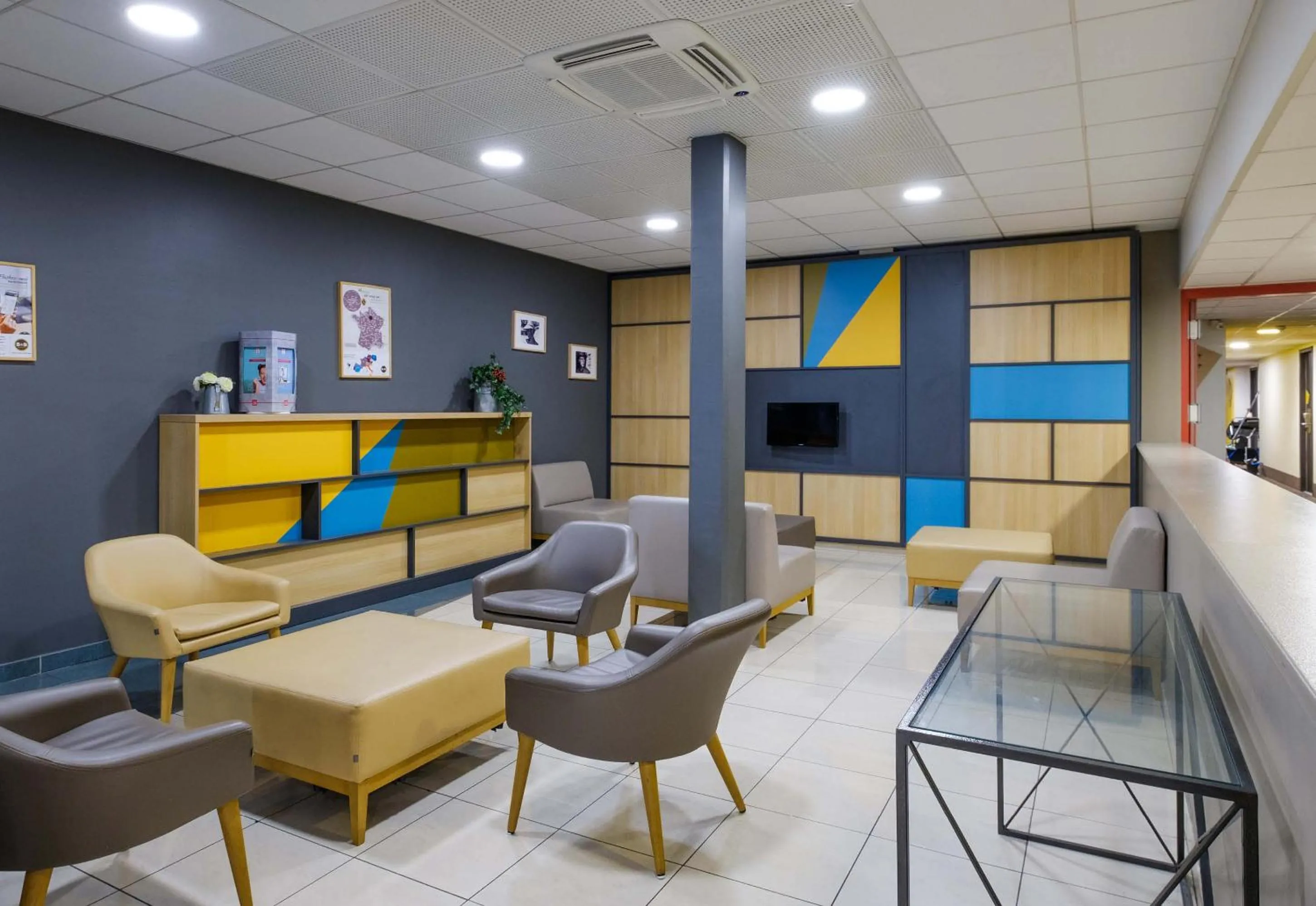 Seating area in B&B HOTEL Villeneuve Loubet Village