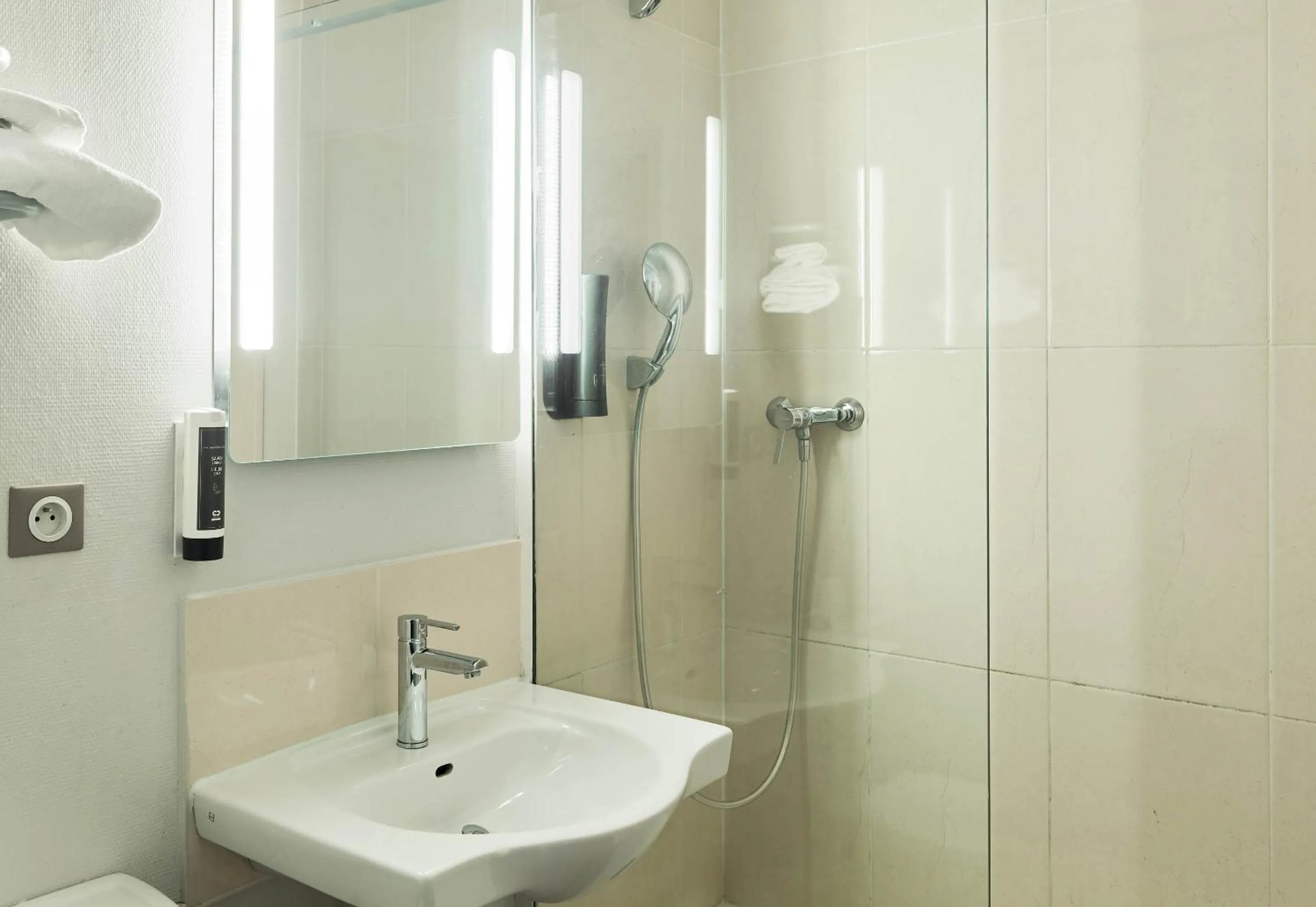 Bathroom in B&B HOTEL Bretigny-sur-Orge