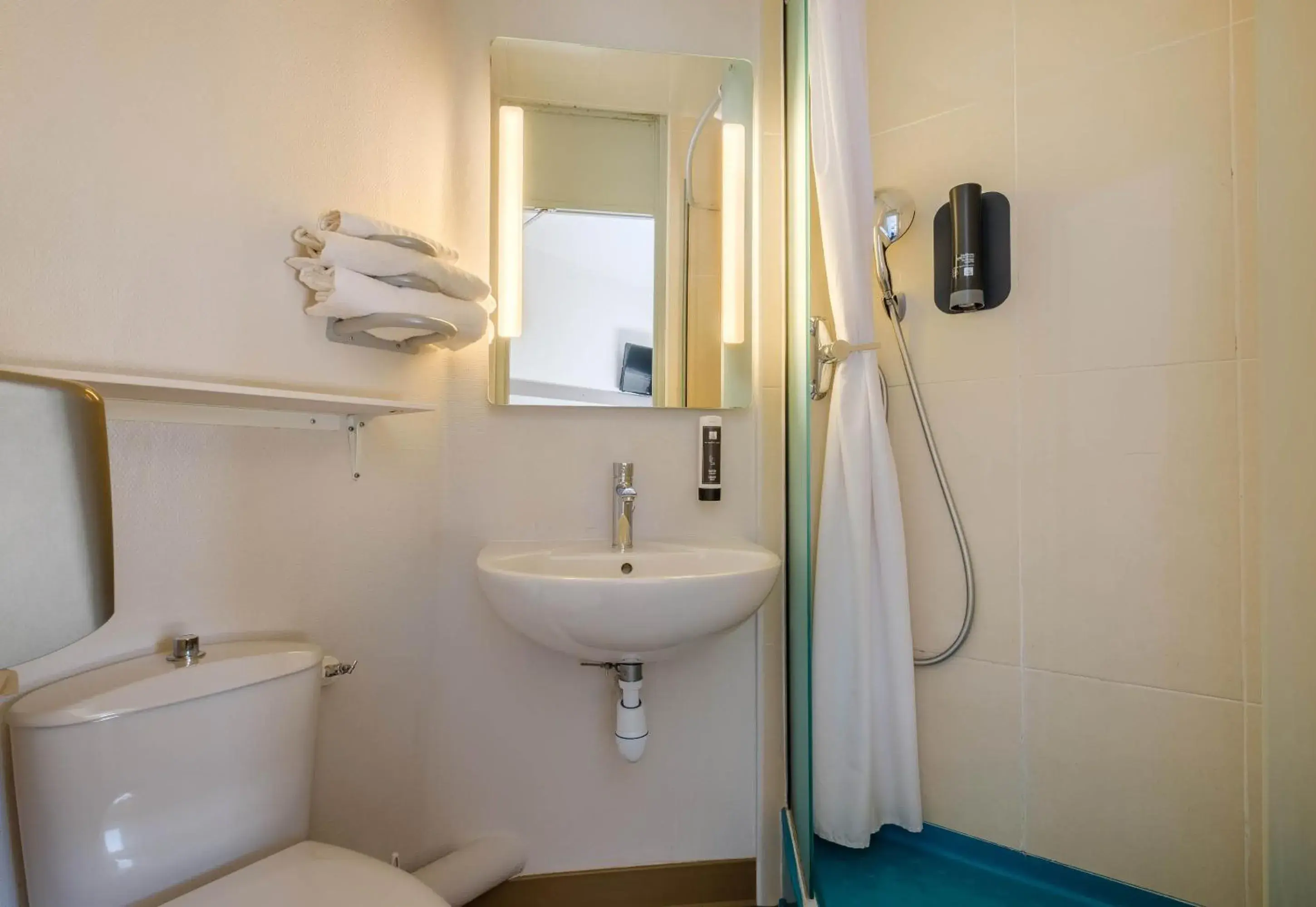 Twin Room in B&B HOTEL Villeneuve Loubet Plage Twin Room in B&B HOTEL Villeneuve Loubet Plage