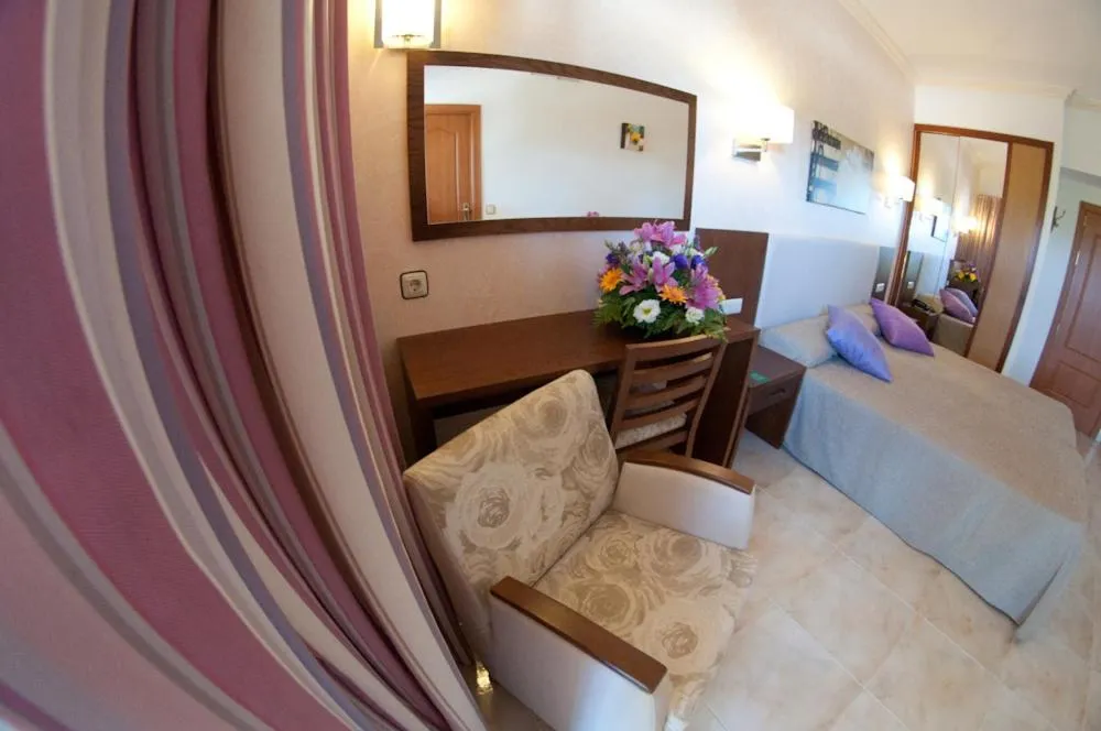 Photo of the whole room in Hotel Cala Gat