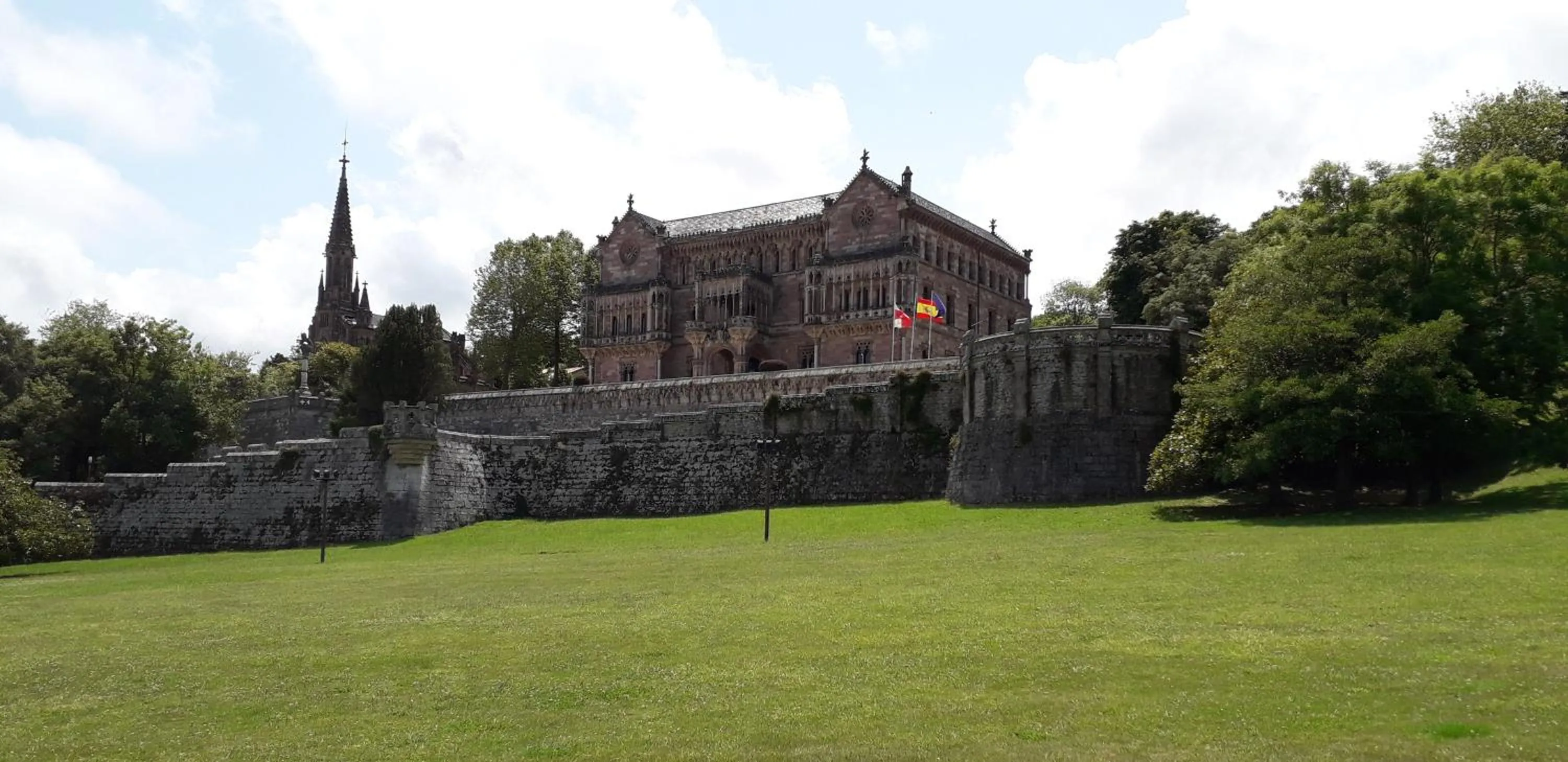 Nearby landmark in Apartamentos Mar Comillas