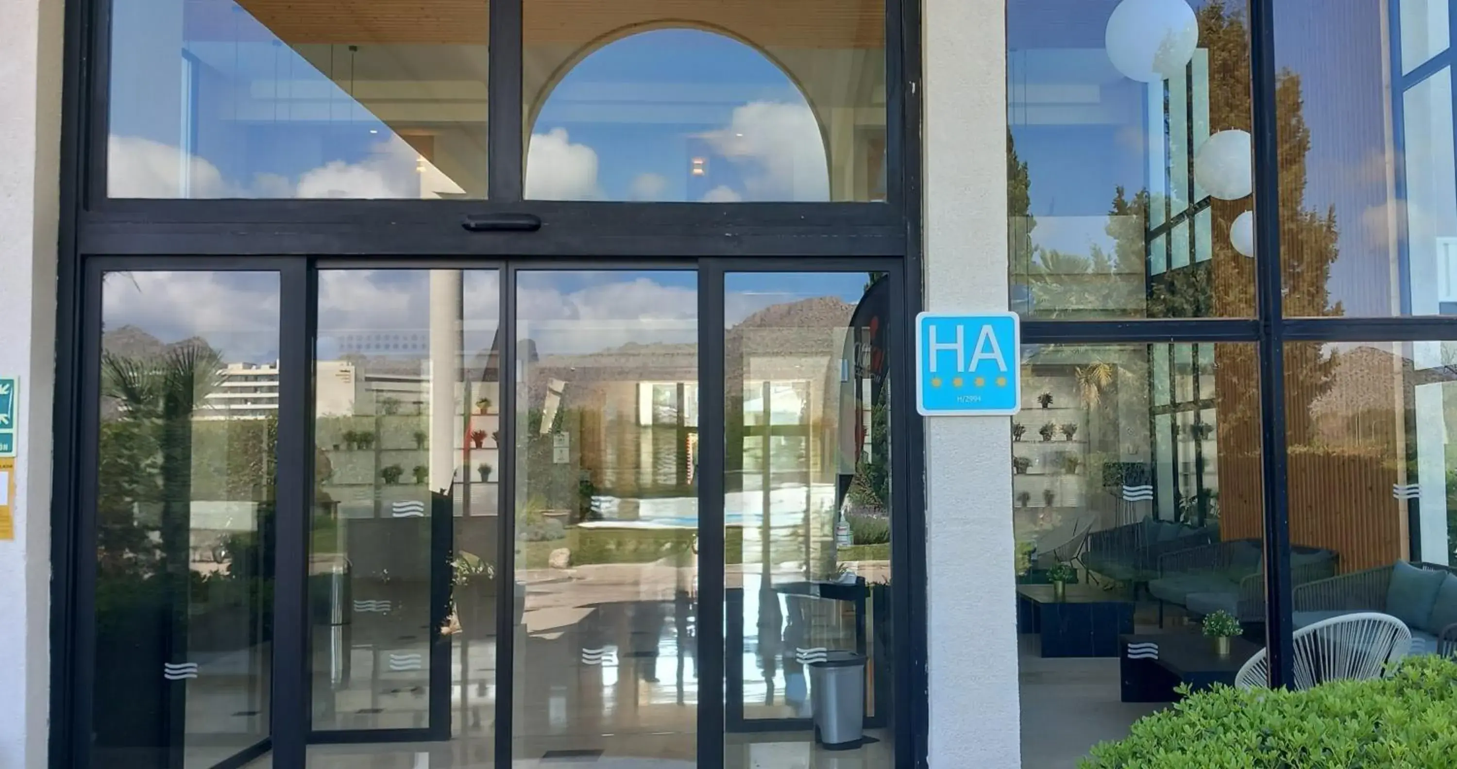 Facade/entrance in Hotel Bahia Pollensa Facade/entrance in Hotel Bahia Pollensa