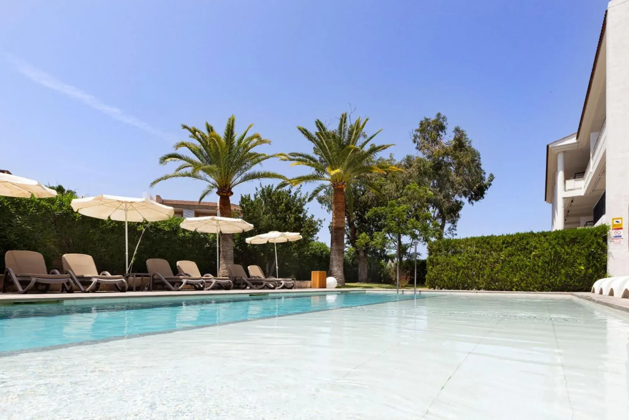 Swimming pool in Hotel Bahia Pollensa Swimming pool in Hotel Bahia Pollensa