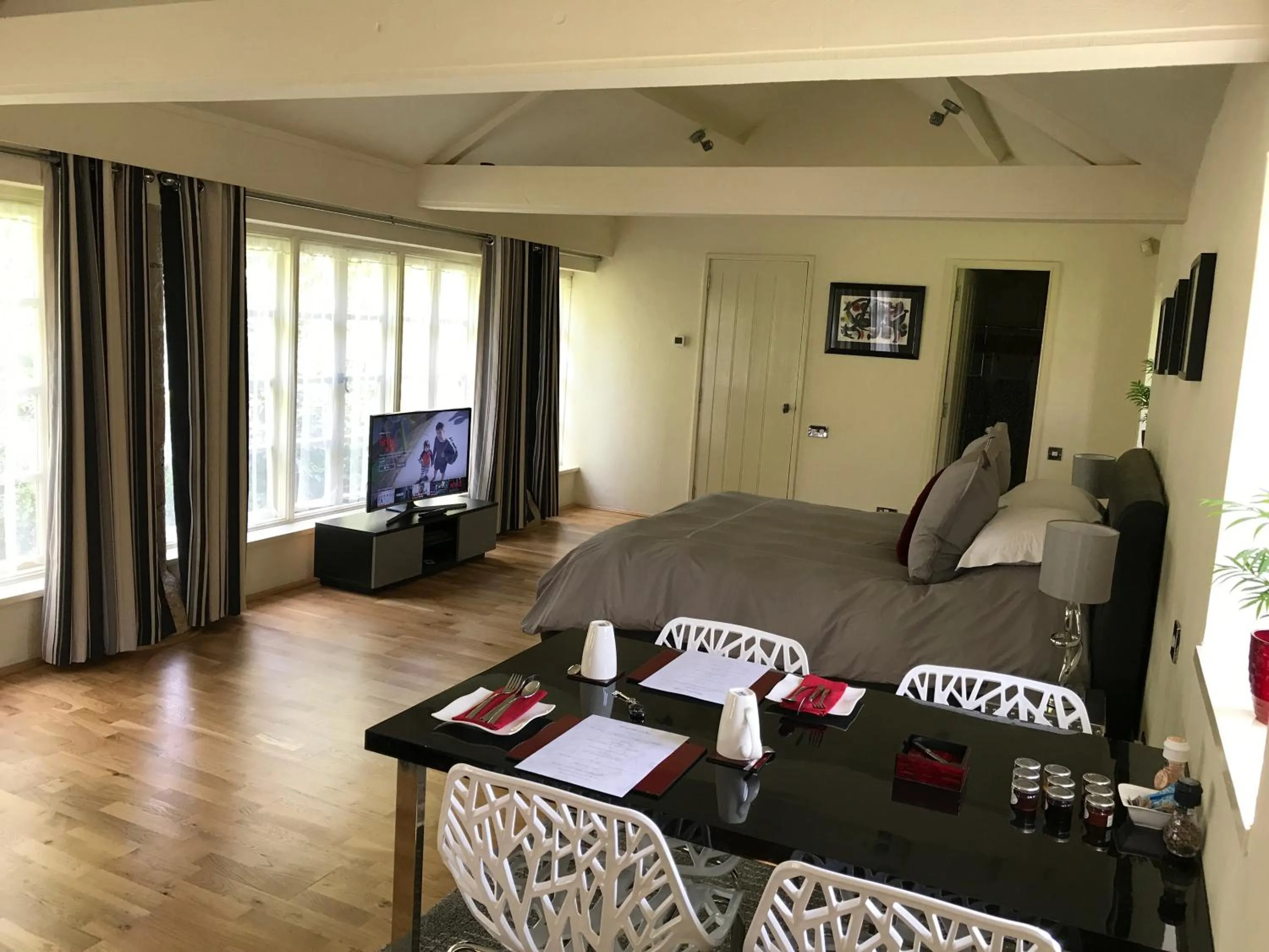 Photo of the whole room in Hemples Lodge