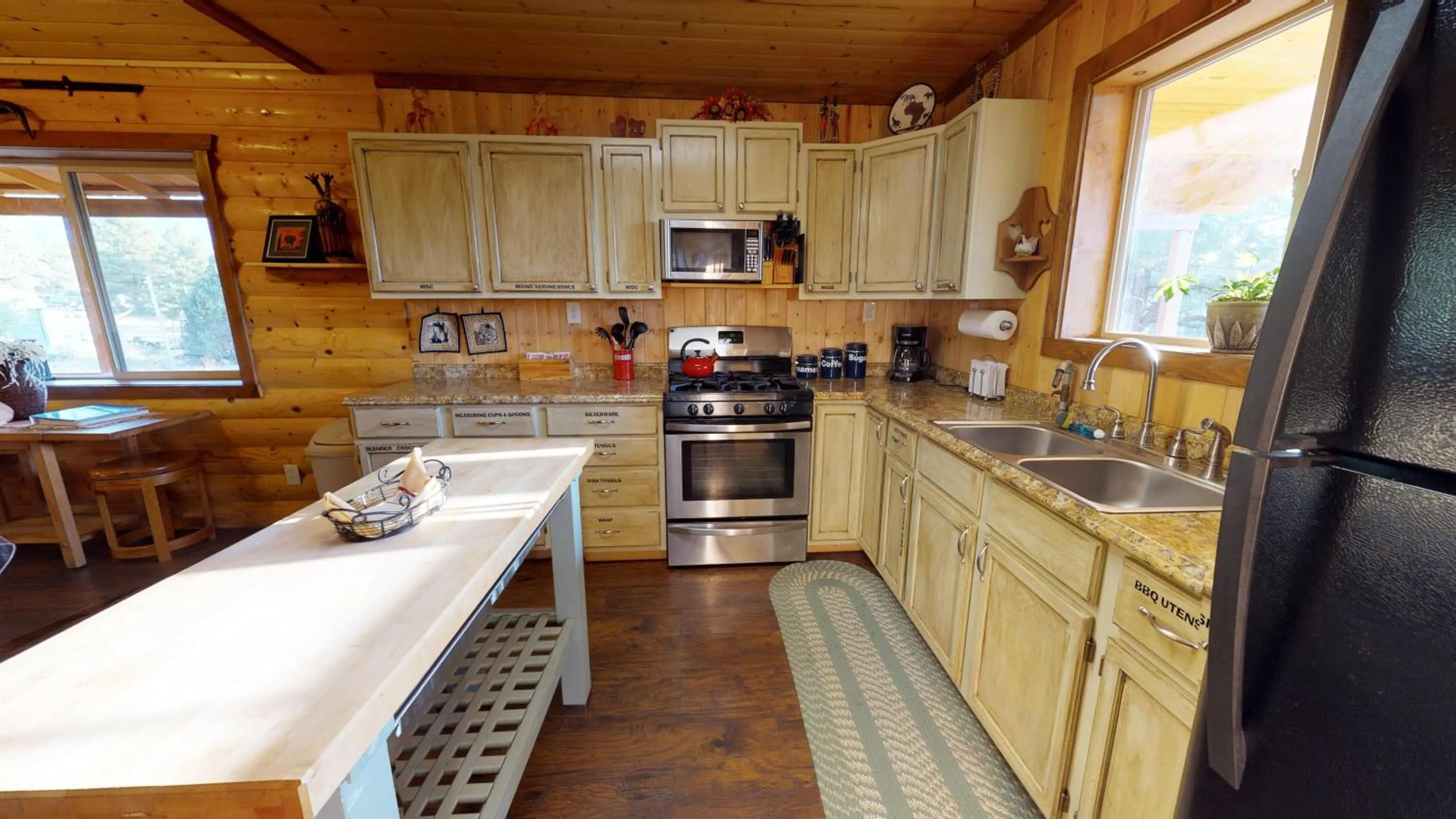 Kitchen or kitchenette in Long View Cabin, Breakfast Deck overlooking the Canyon!