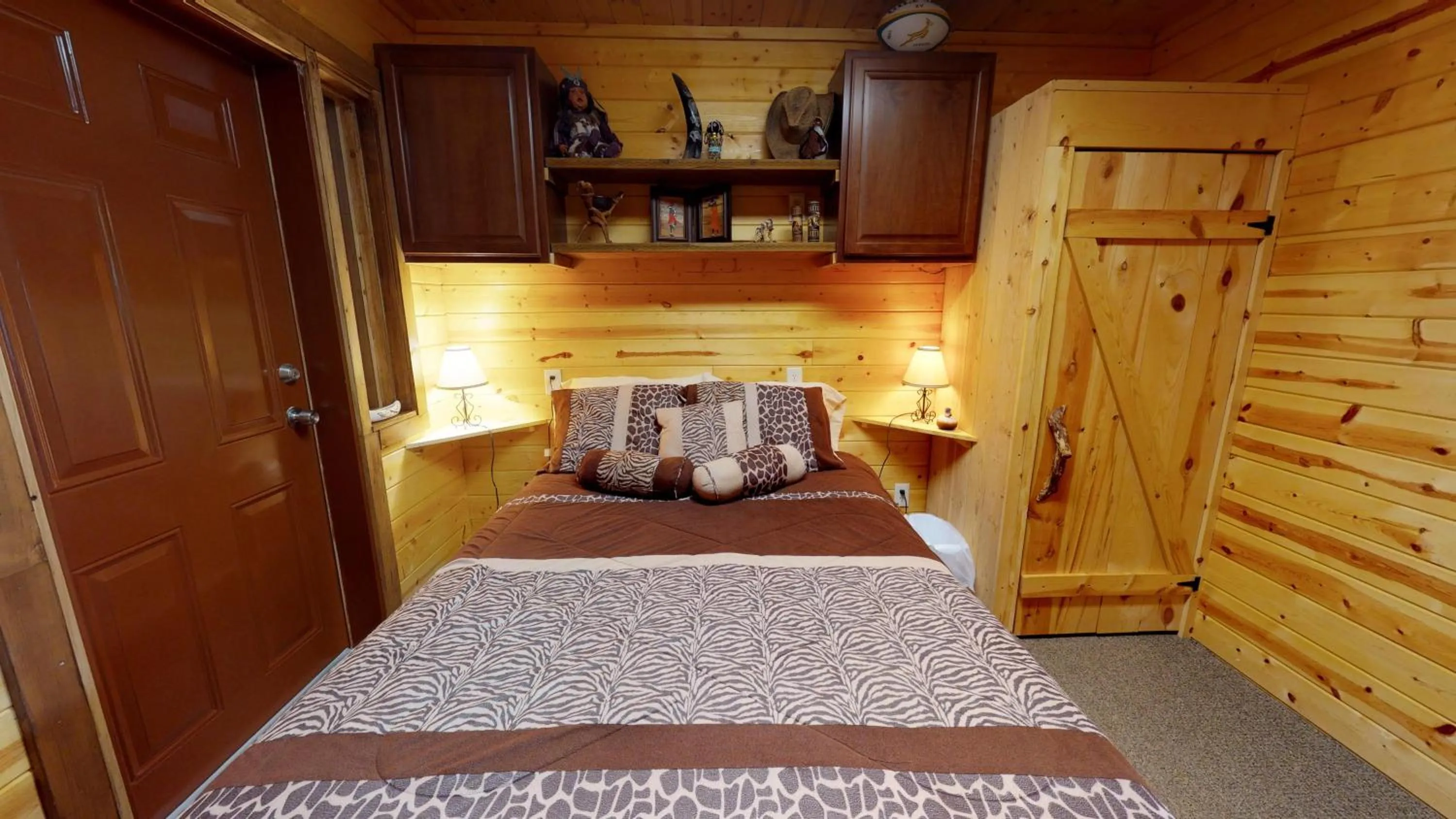 Bedroom, Bed in Long View Cabin, Breakfast Deck overlooking the Canyon!
