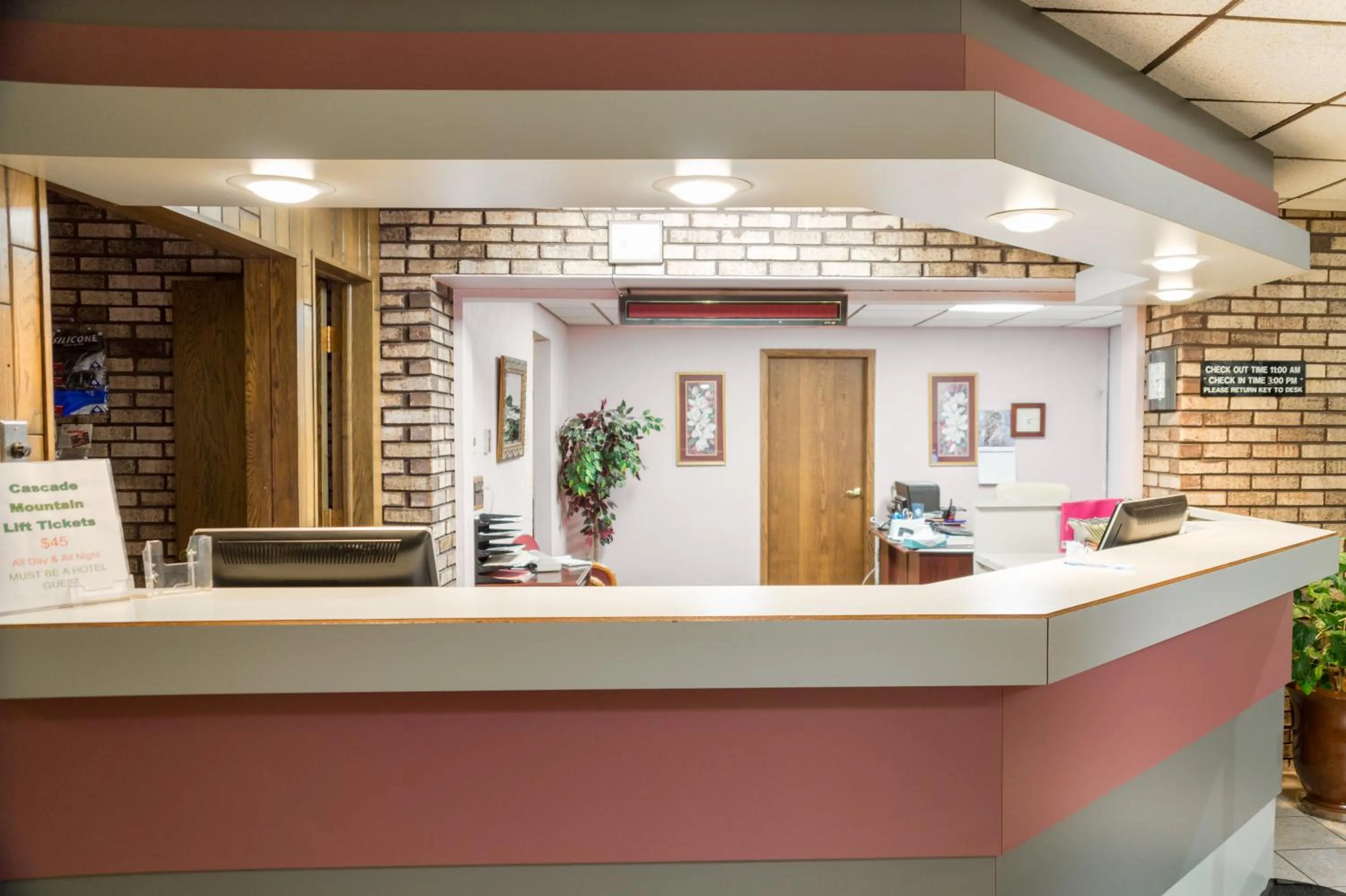 Lobby or reception in The Ridge Motor Inn