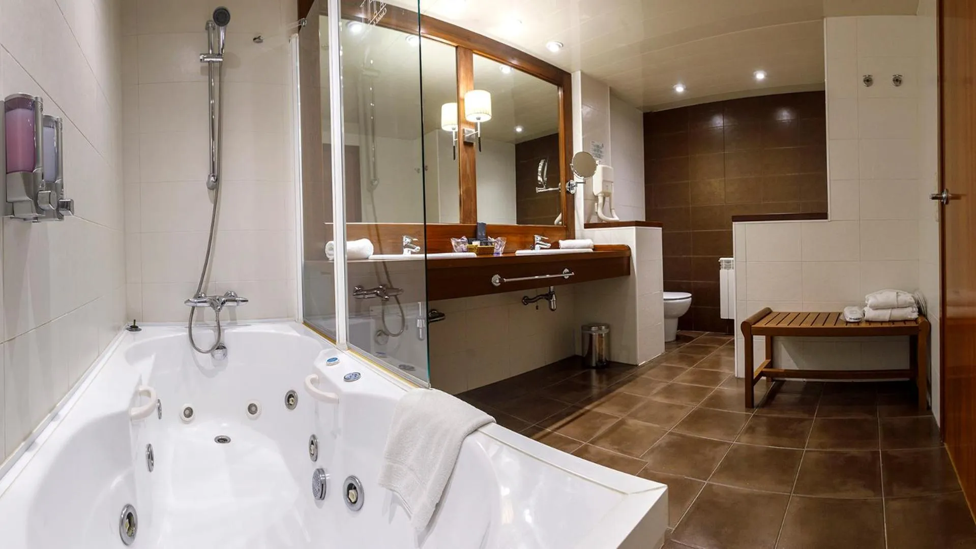 Bathroom in Gran Hotel Ciudad de Barbastro