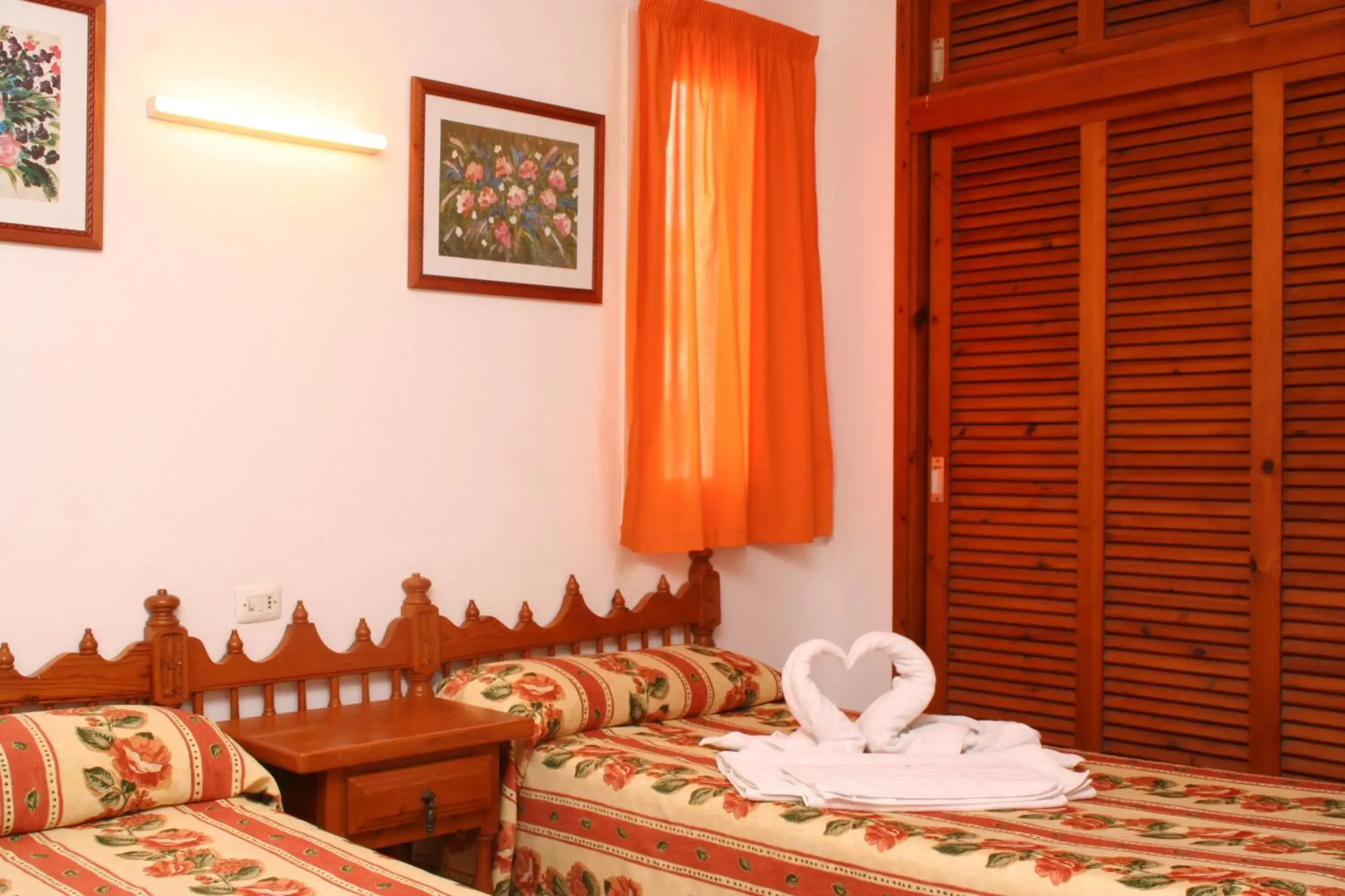 Bed in Apartamentos del Rey Bed in Apartamentos del Rey