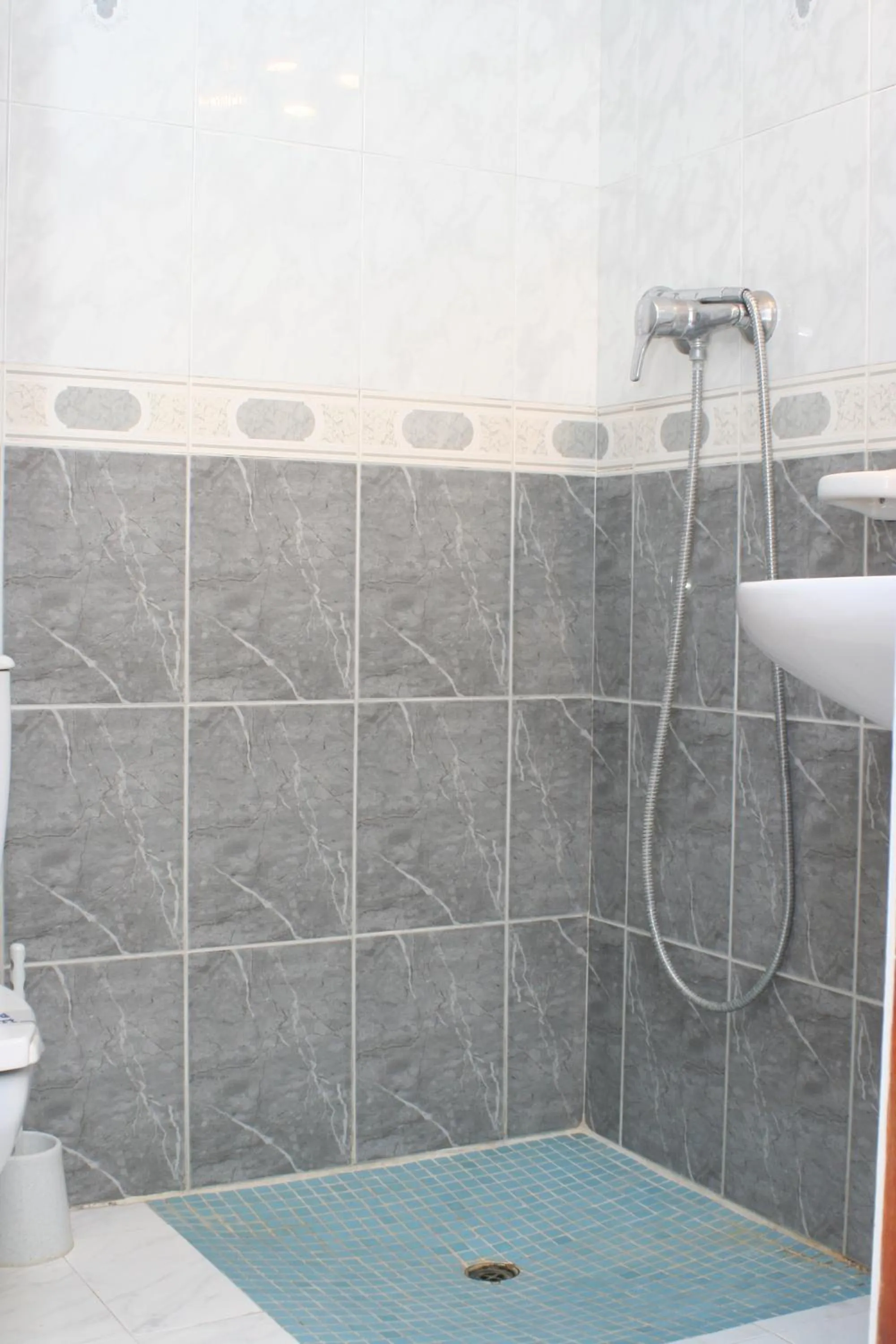 Shower in Apartamentos del Rey