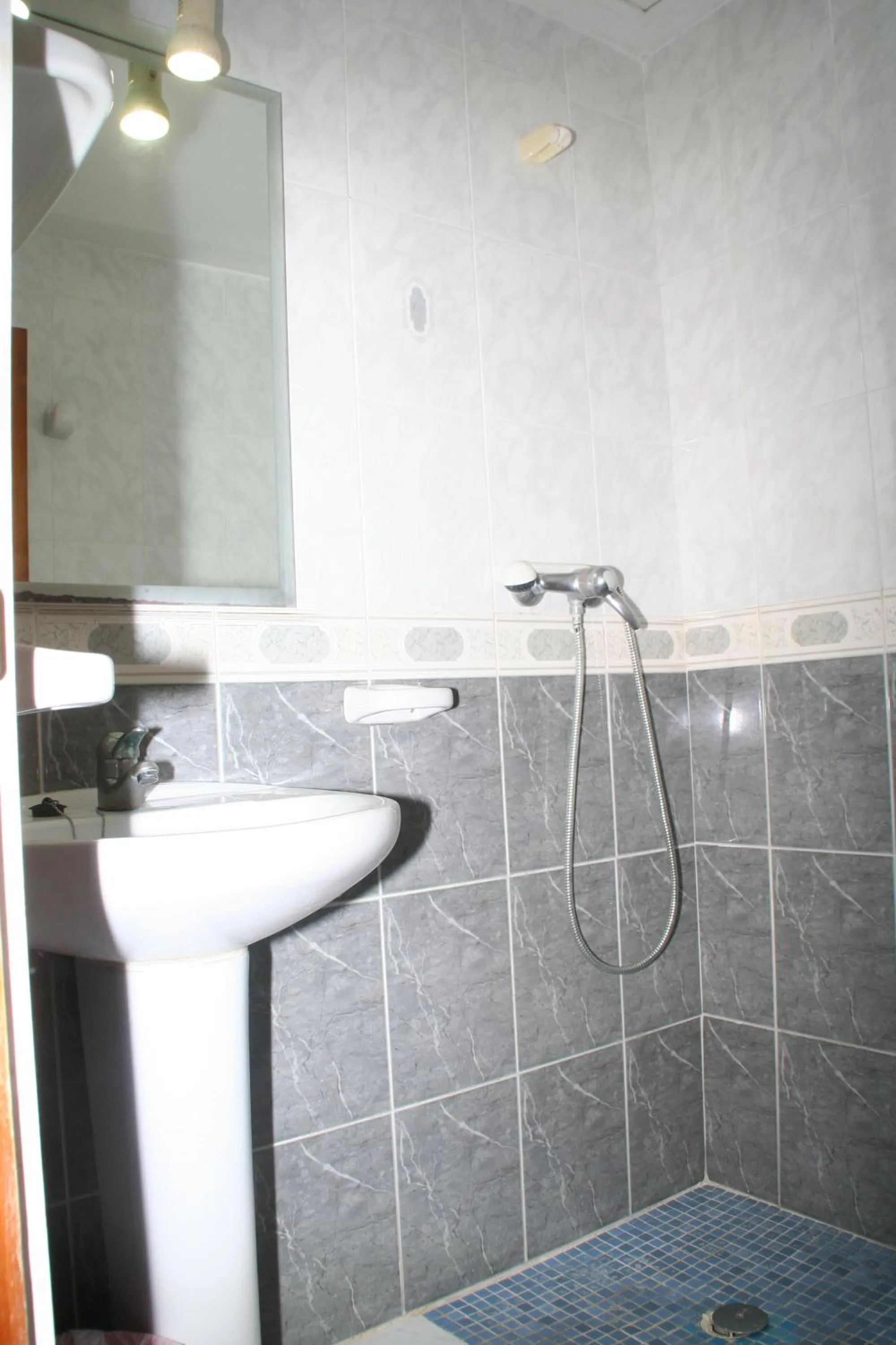Shower in Apartamentos del Rey