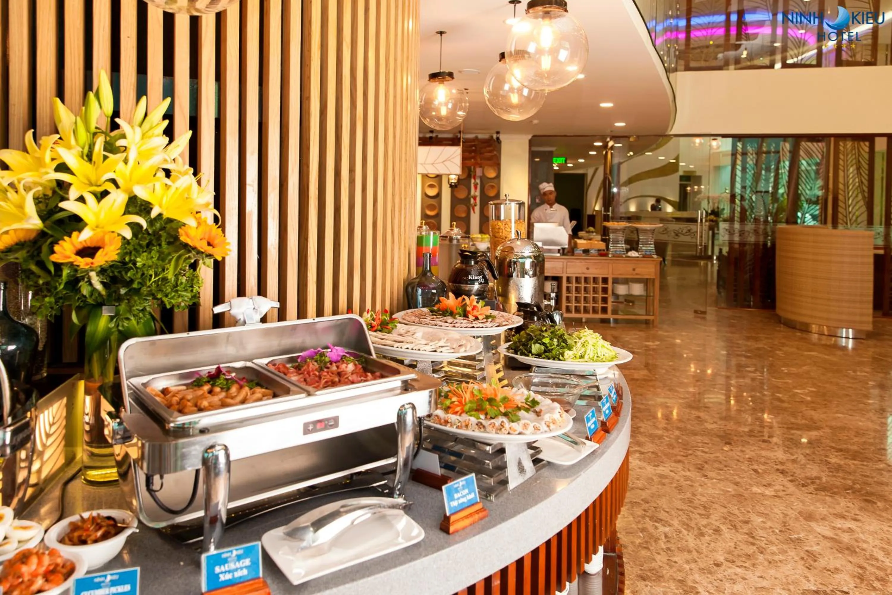 Restaurant/places to eat in Ninh Kieu Riverside Hotel