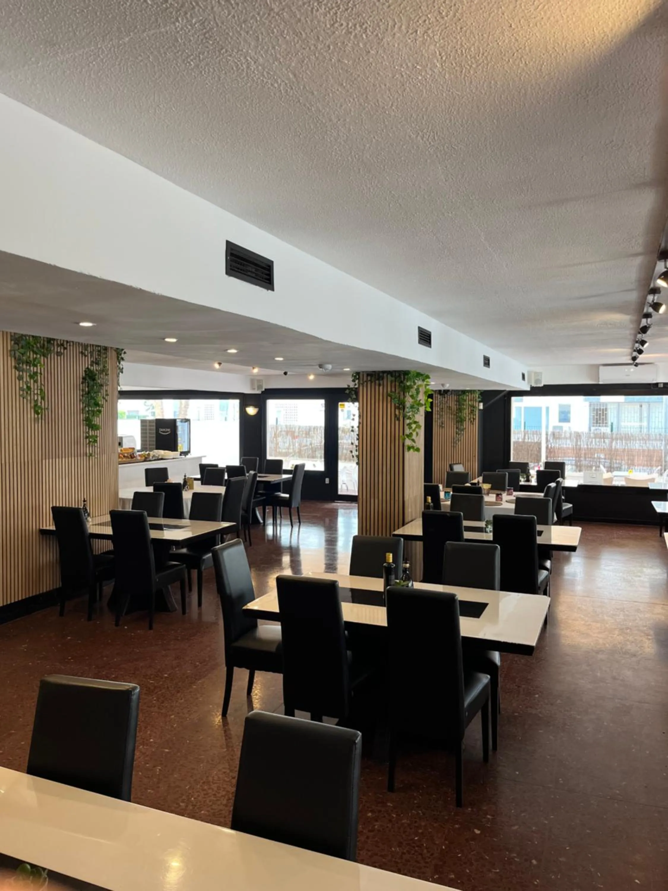 Restaurant/places to eat in Adia Hotel Cunit Playa