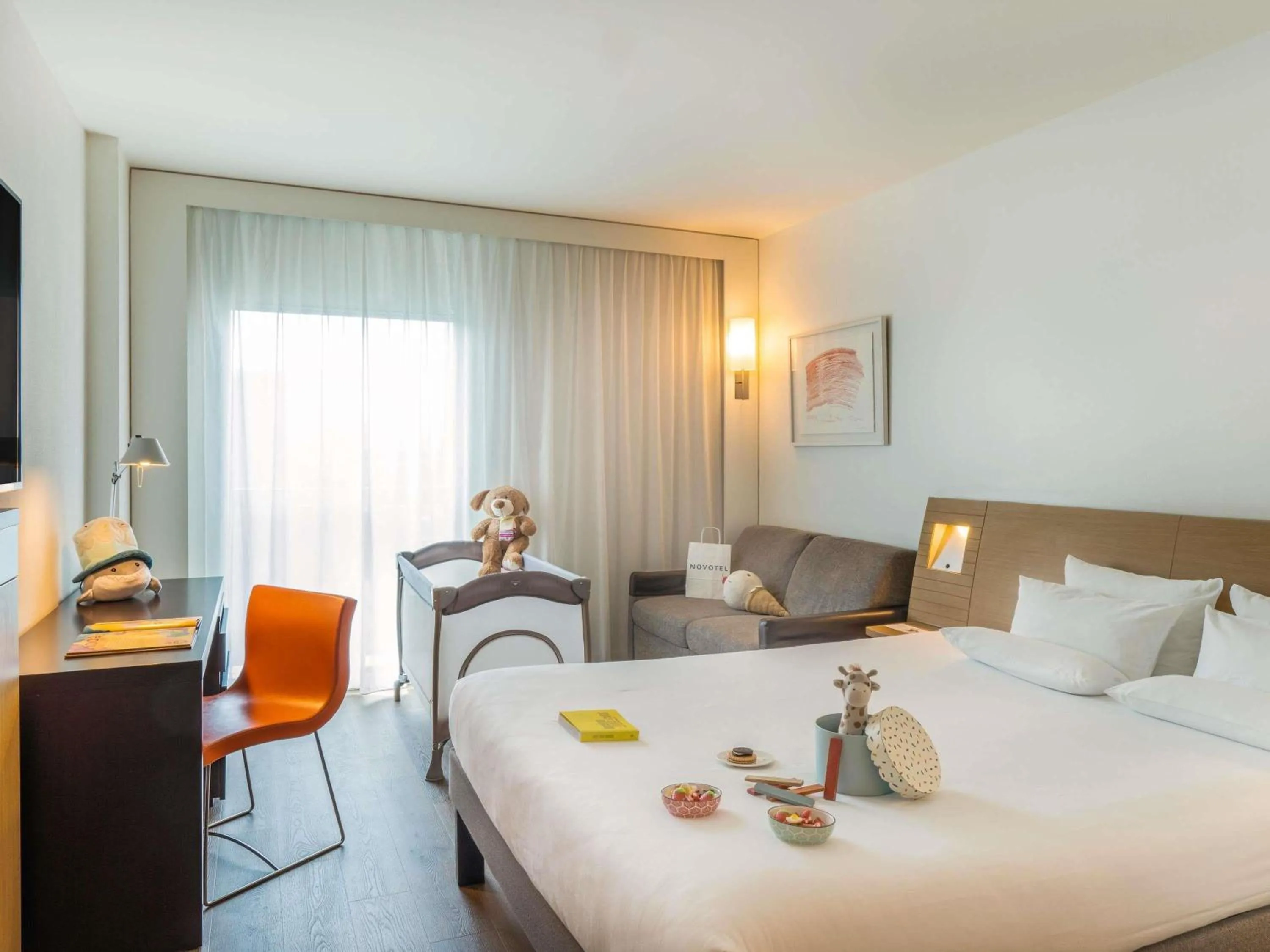 Bedroom, Bed in Novotel Barcelona City