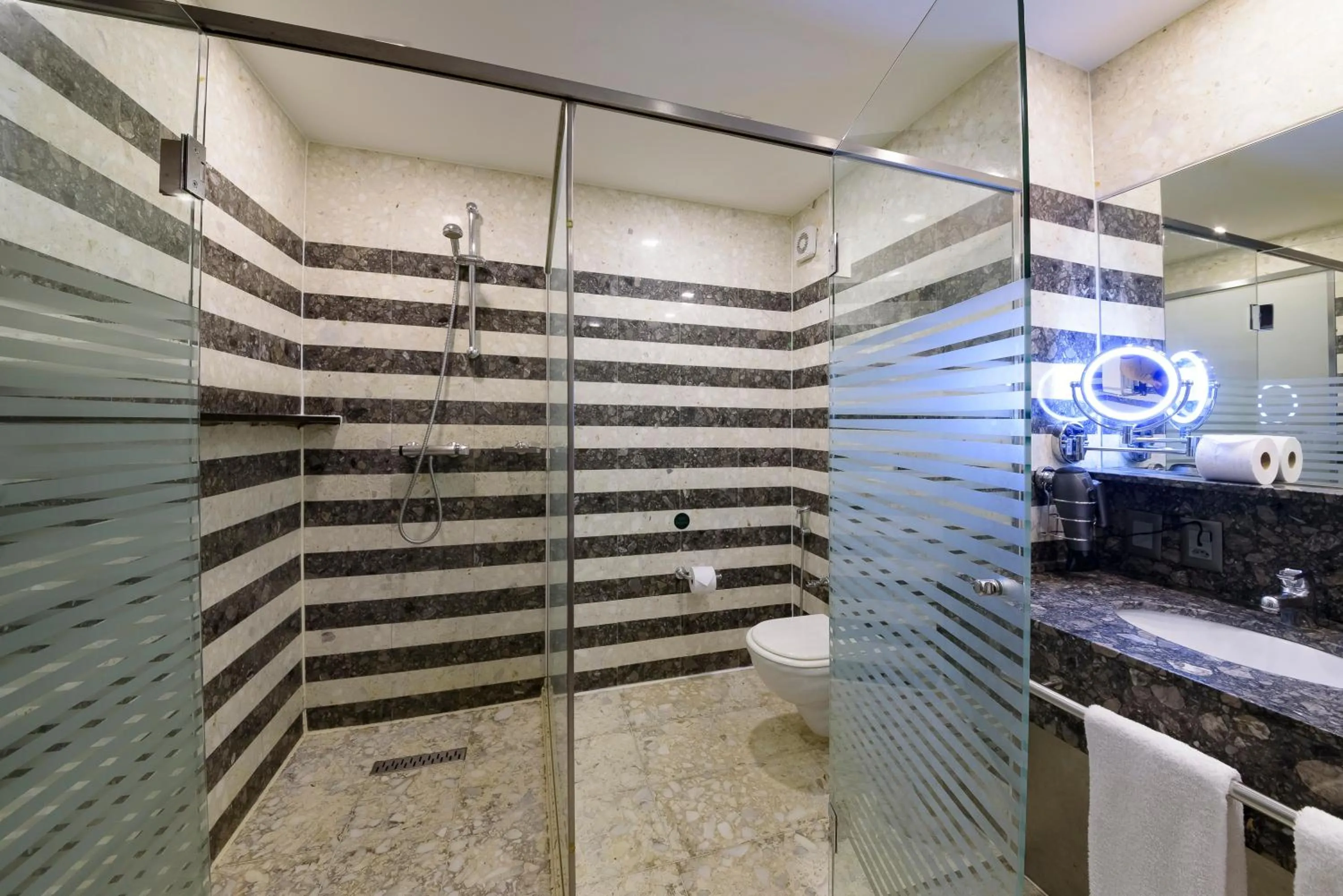 Shower in Royal Tulip Brasília Alvorada