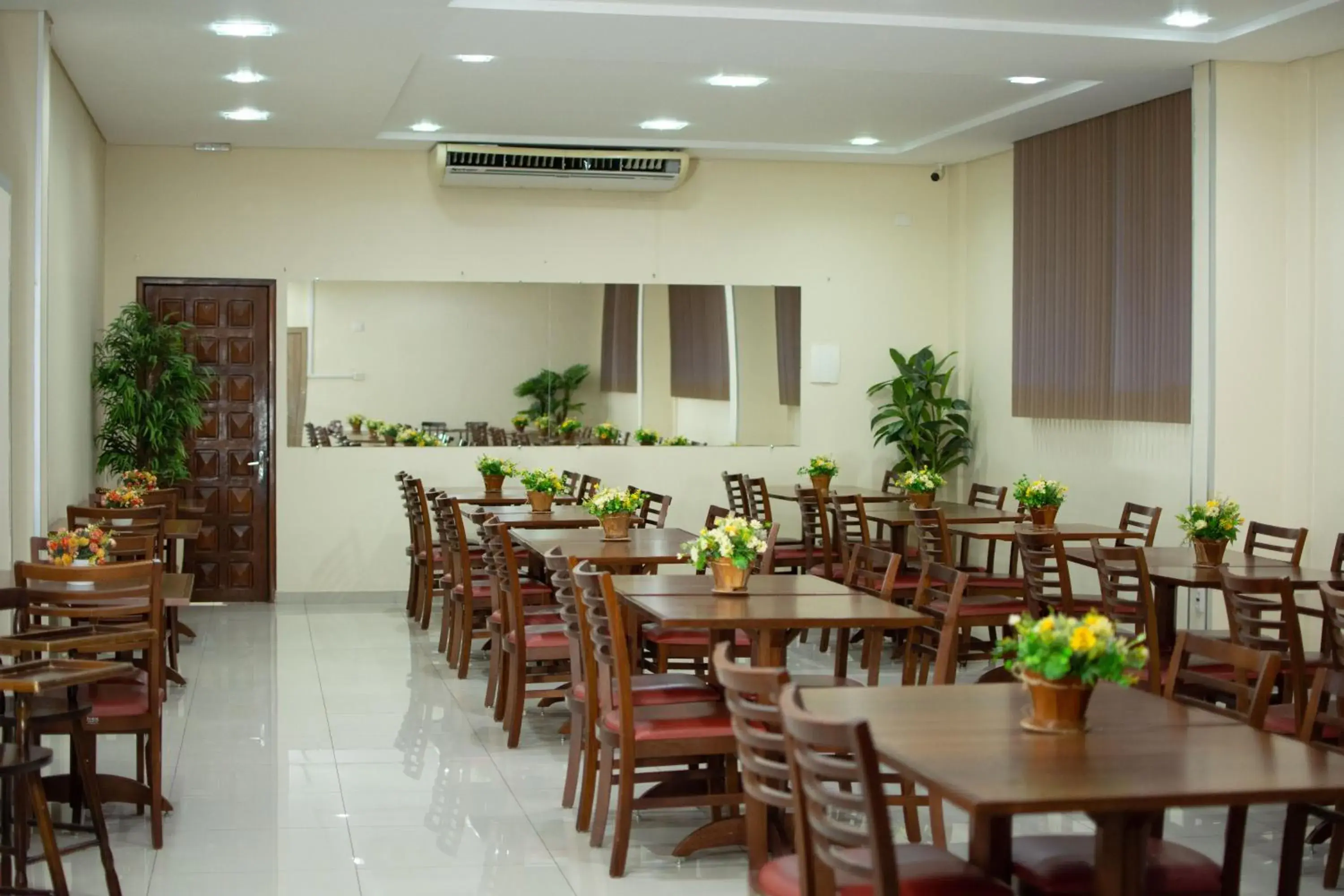 Restaurant/places to eat in Hotel Dan Inn Express Foz do Iguaçu By Nacional Inn Restaurant/places to eat in Hotel Dan Inn Express Foz do Iguaçu By Nacional Inn