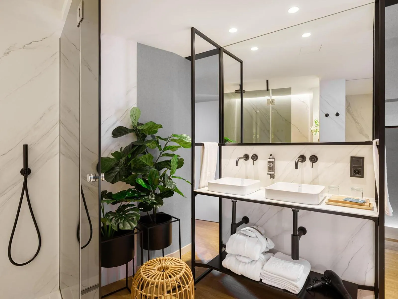 Shower in Hotel Taburiente S.C.Tenerife