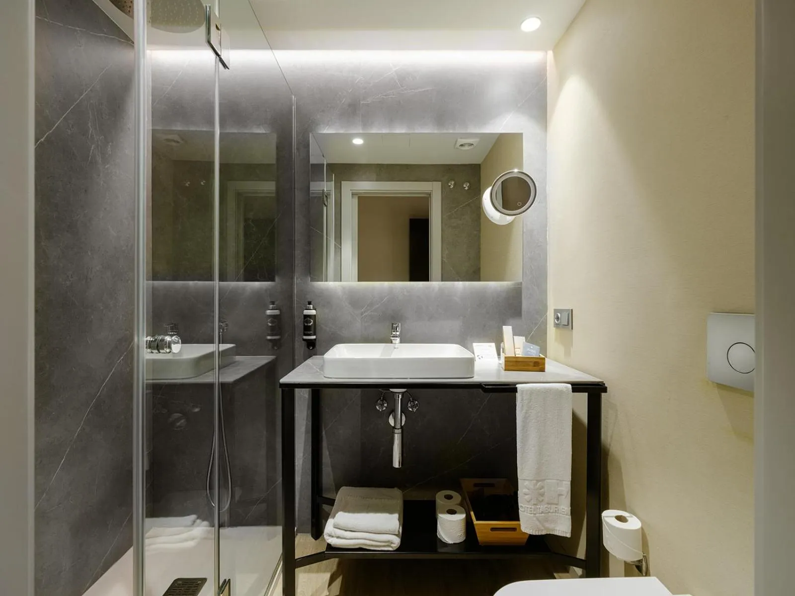 Shower in Hotel Taburiente S.C.Tenerife