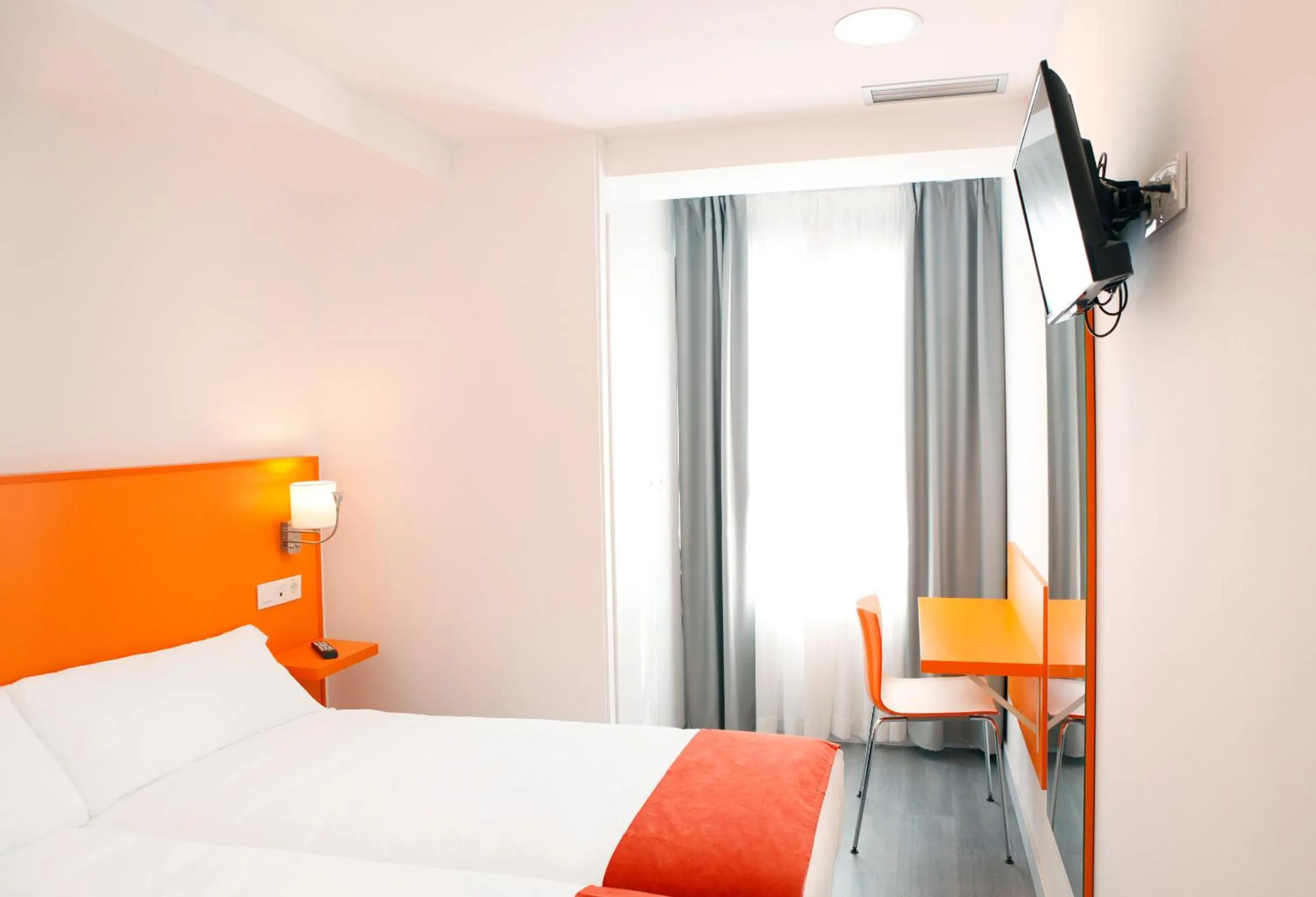 Photo of the whole room, Bed in San Remo