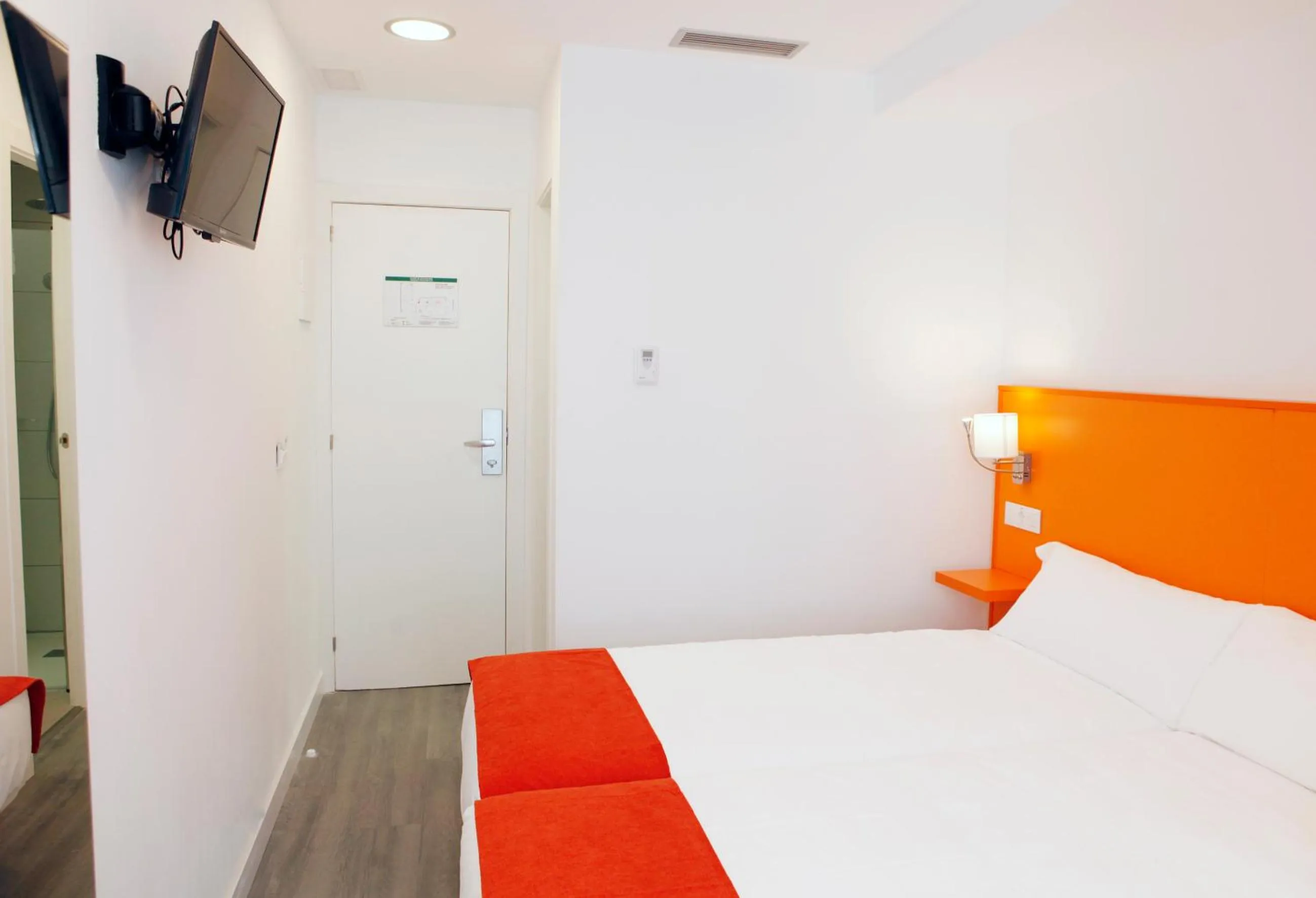 Photo of the whole room, Bed in San Remo