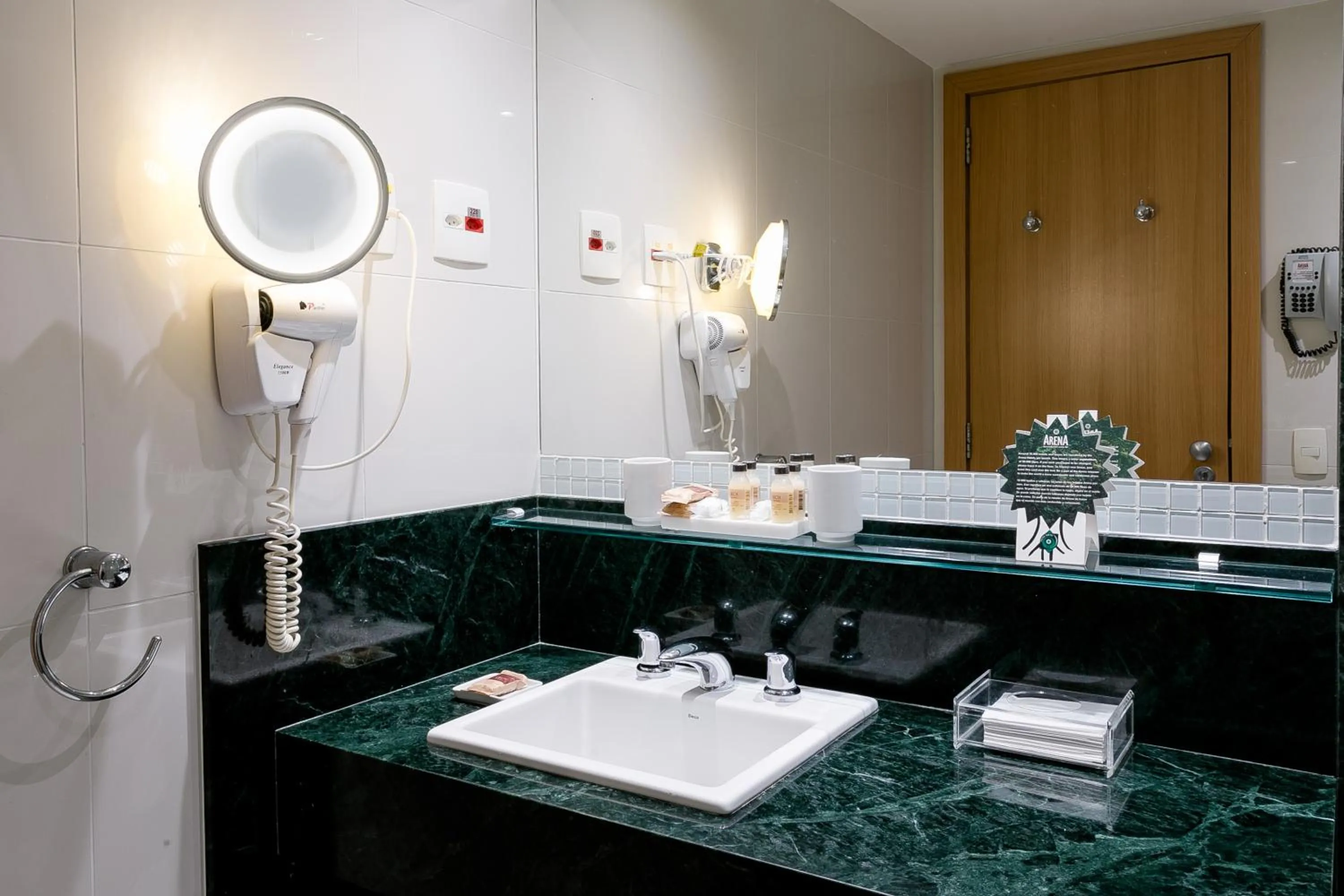 Toilet in Arena Copacabana Hotel