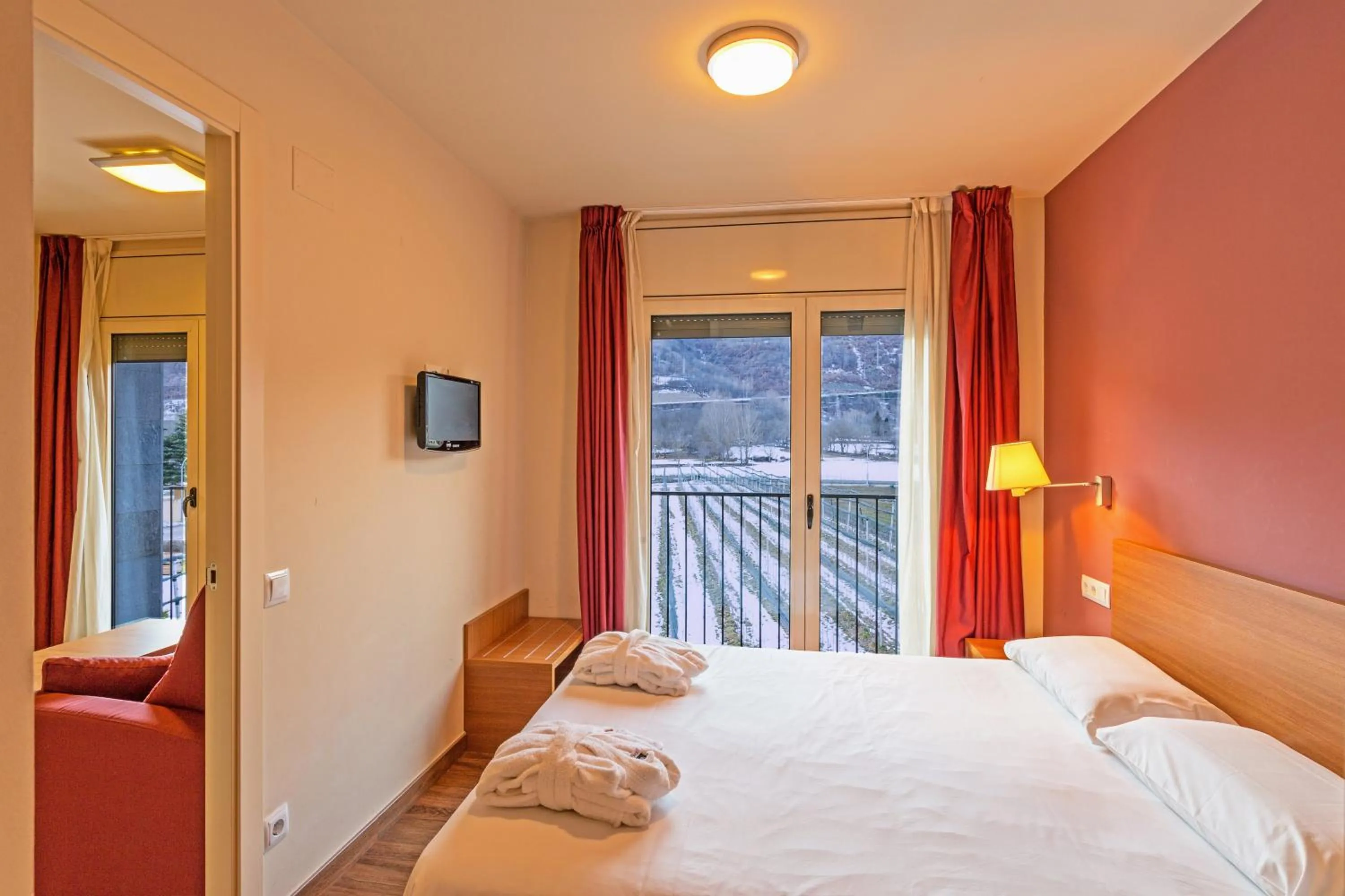 Two-Bedroom Apartment with Spa Access in Apartaments Trainera