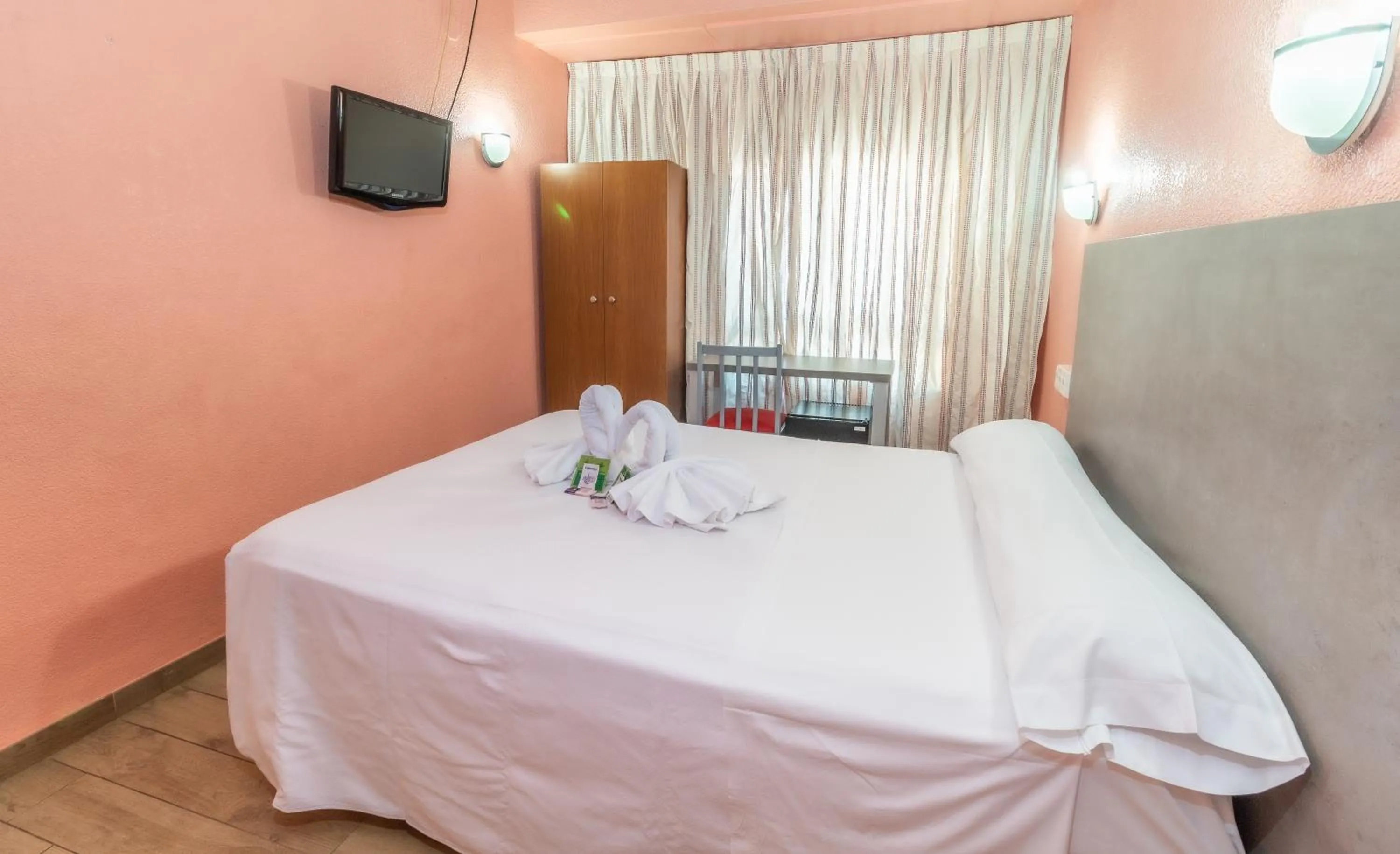 Communal lounge/ TV room, Bed in Hotel Universal Murcia