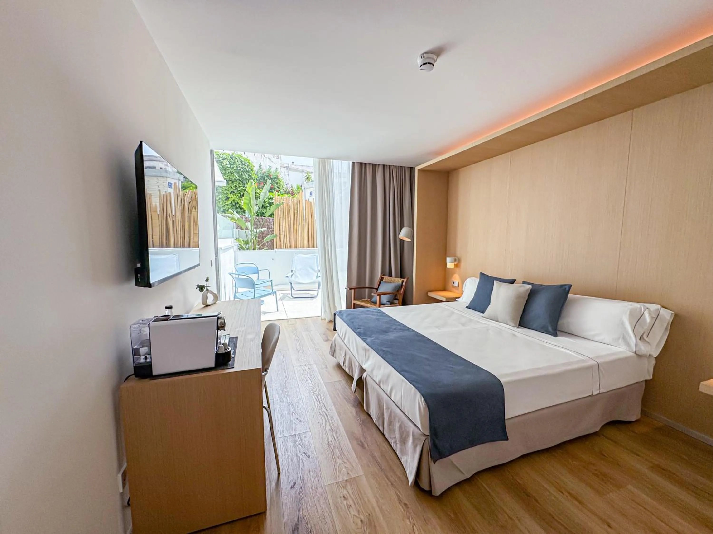 Photo of the whole room, Bed in Alenti Sitges Hotel
