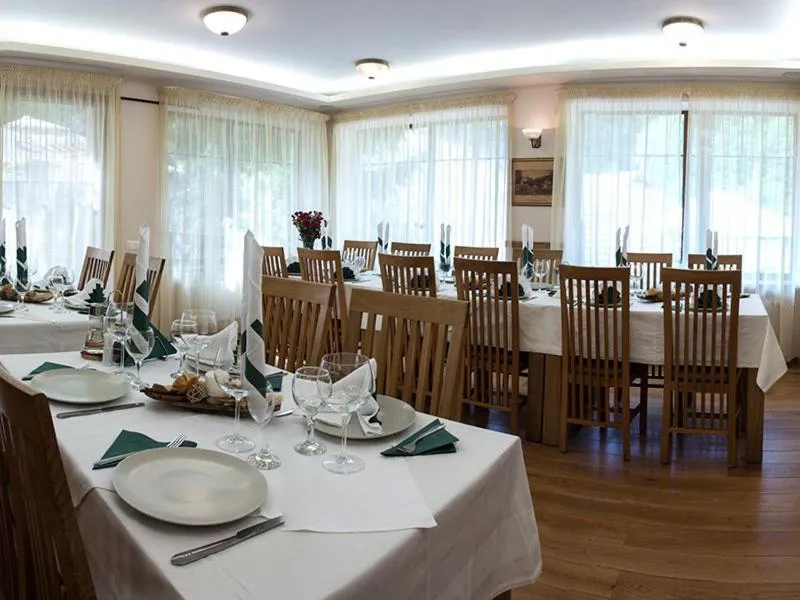 Restaurant/places to eat in Pensiunea Görgő Panzió