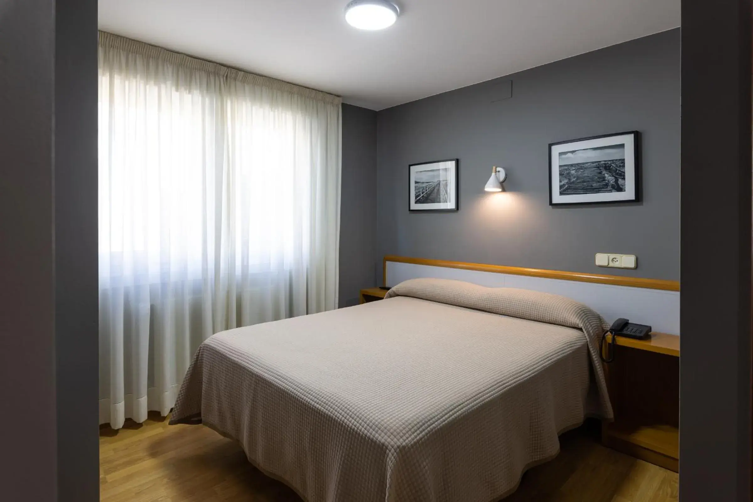 Basic Double Room with Double Bed in Hotel Europa Basic Double Room with Double Bed in Hotel Europa