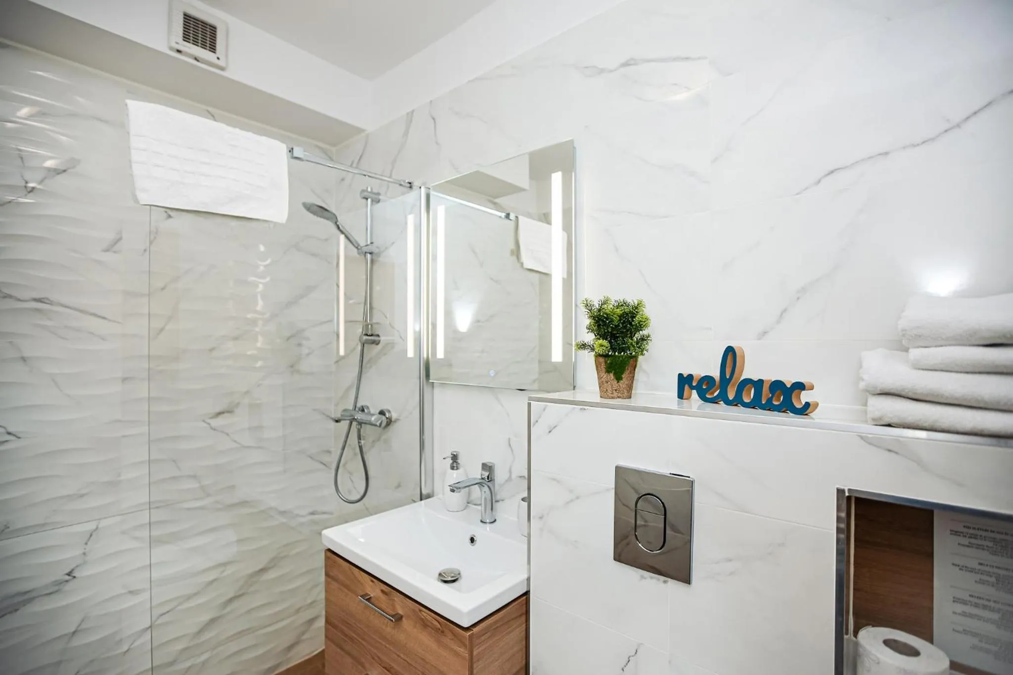 Bathroom in City Apartment Dorobantilor