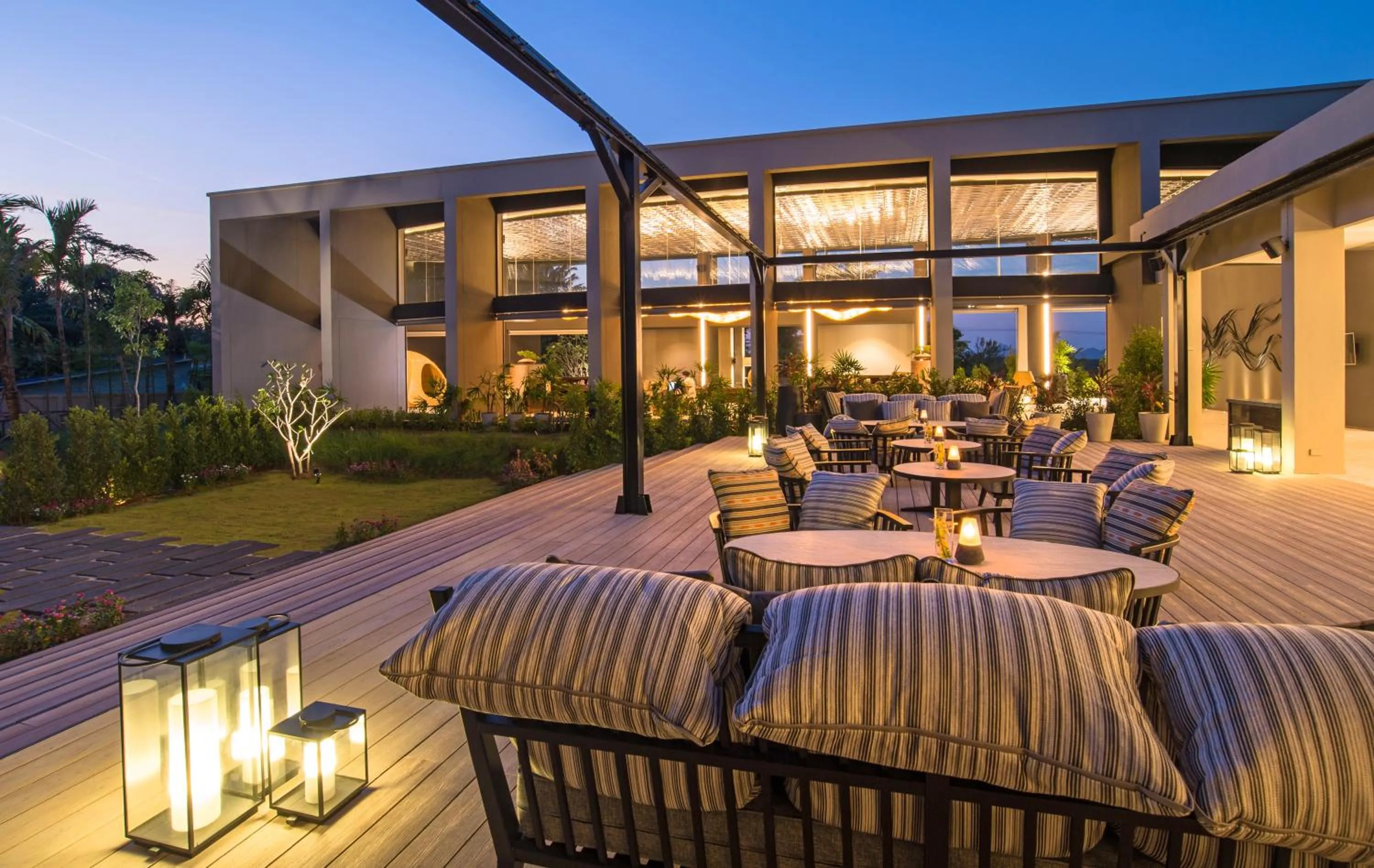 Lounge or bar in The ShellSea Krabi I Luxury Beach Front Resort & Pool Villa