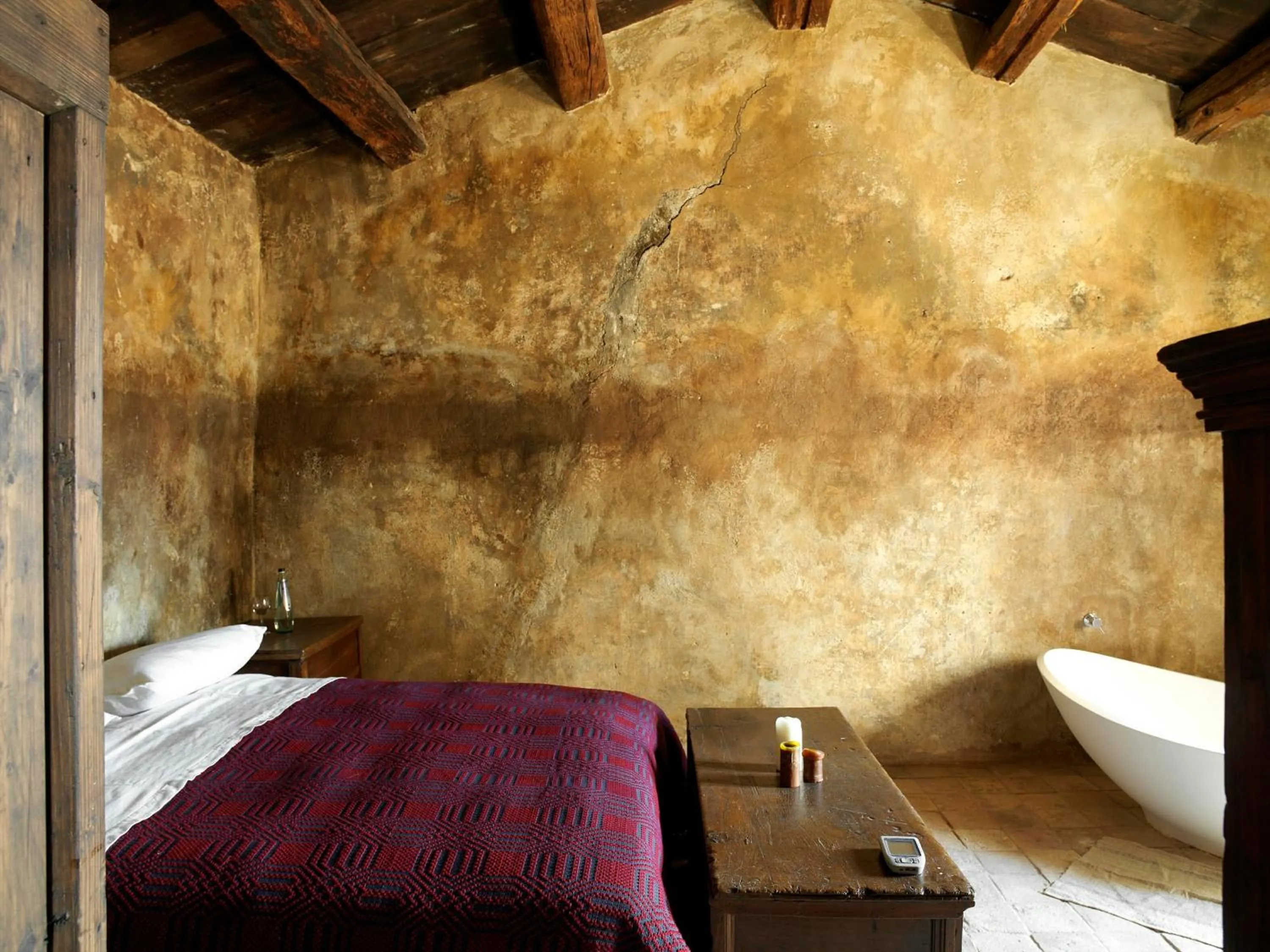 Photo of the whole room, Bed in Sextantio Albergo Diffuso