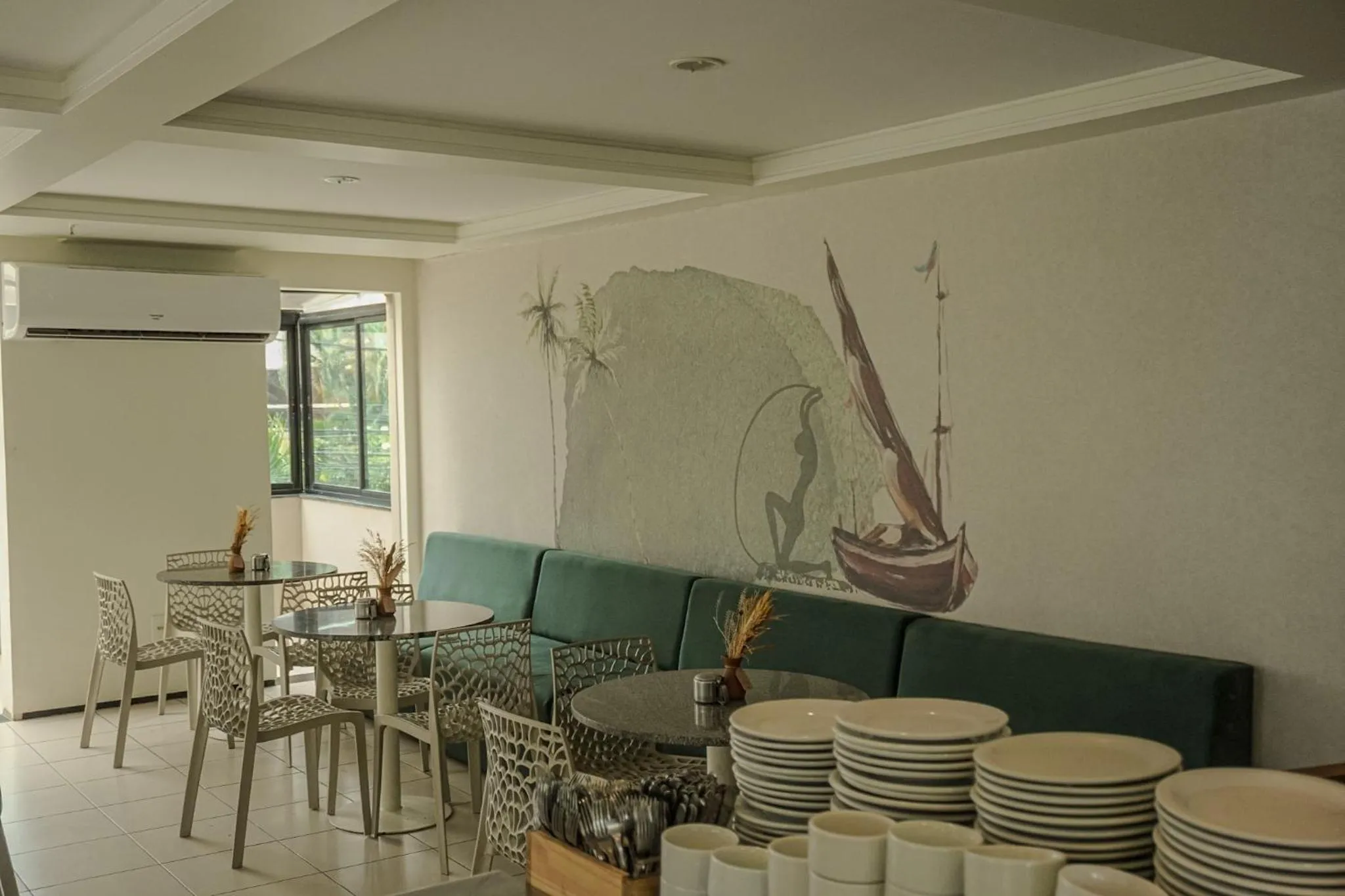 Restaurant/places to eat in D8 Hotel