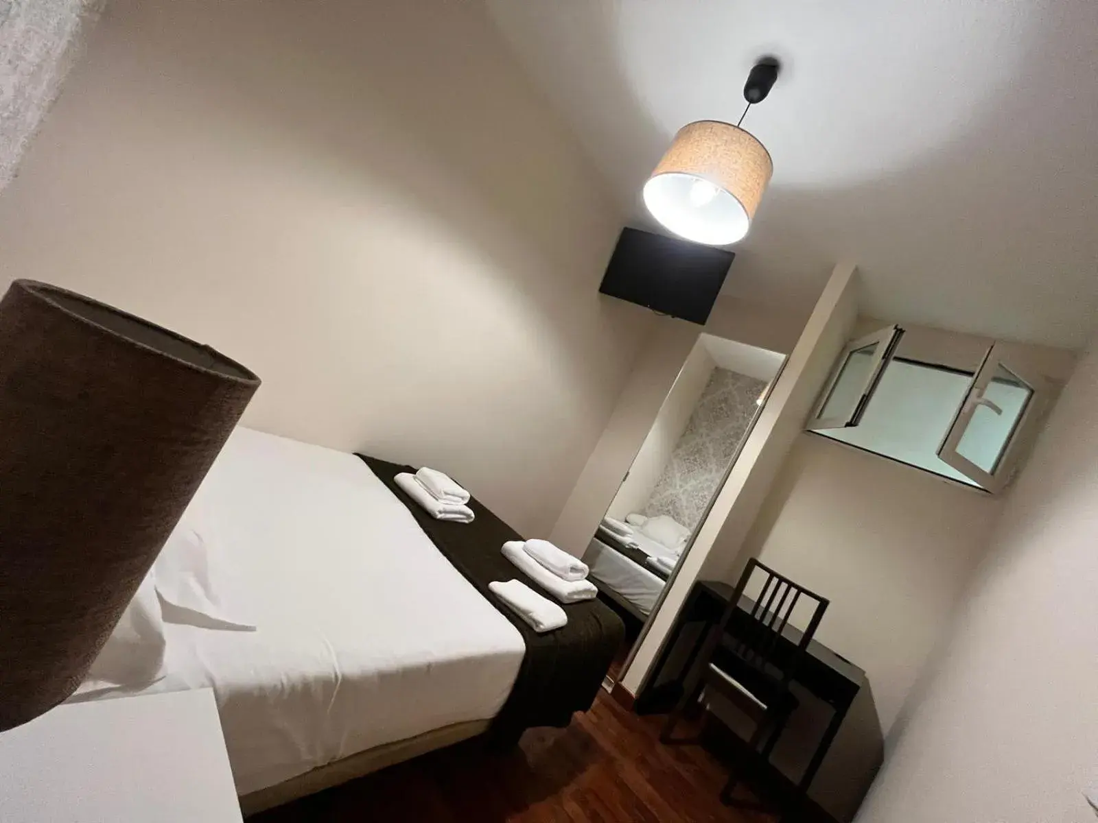 Double Room with Shared Bathroom in THC Gran Via Hostel Double Room with Shared Bathroom in THC Gran Via Hostel